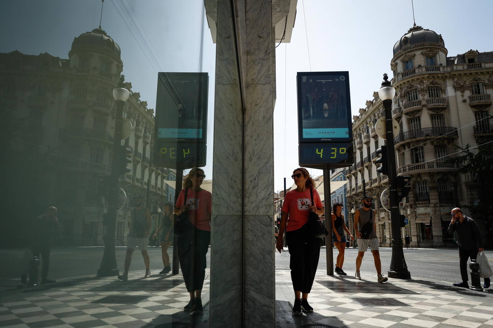 Paraguas, abanicos y agua: las mejores imágenes de la primera ola de calor de agosto en Granada