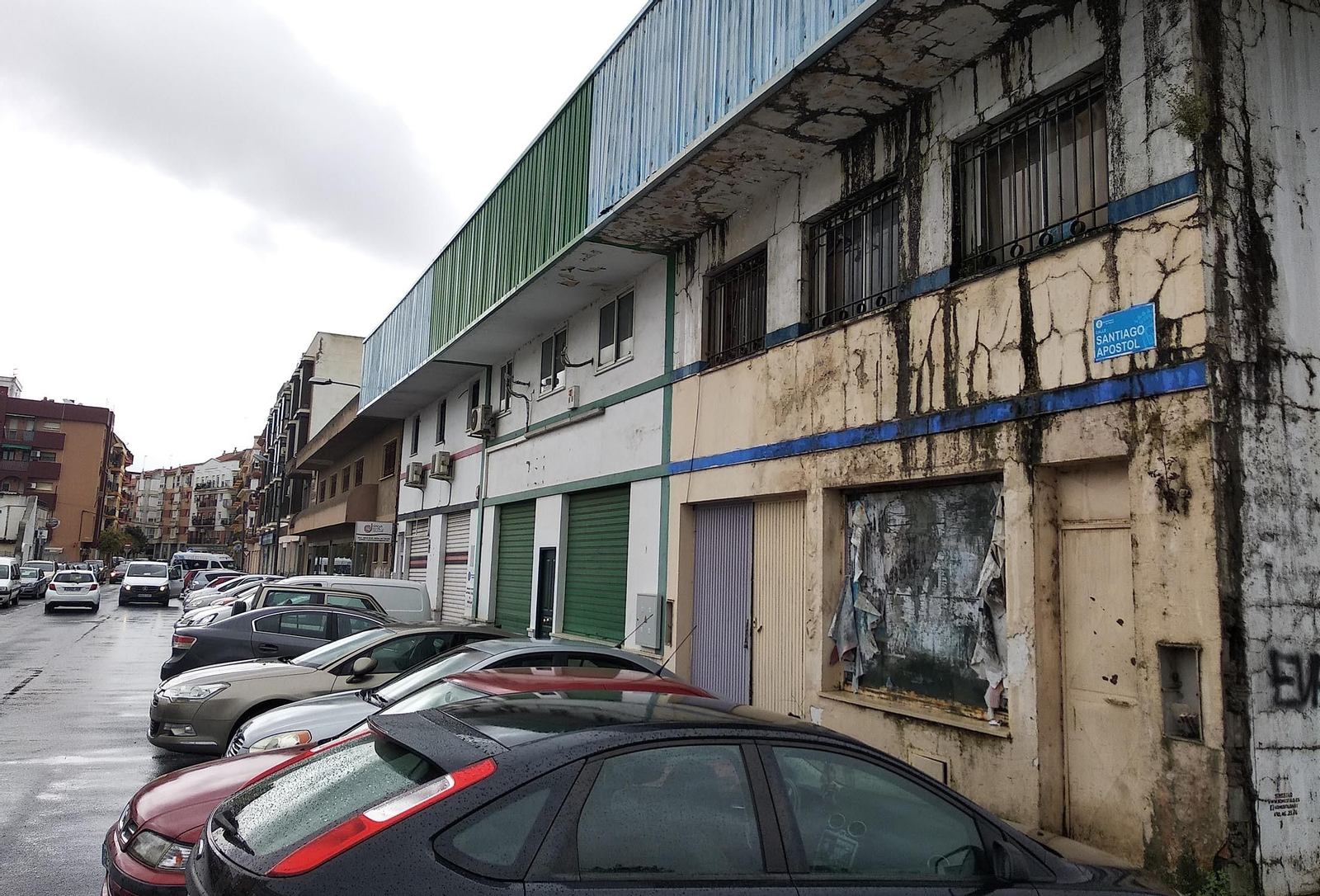 Imágenes de suciedad y okupas en la calle Santiago Apóstol