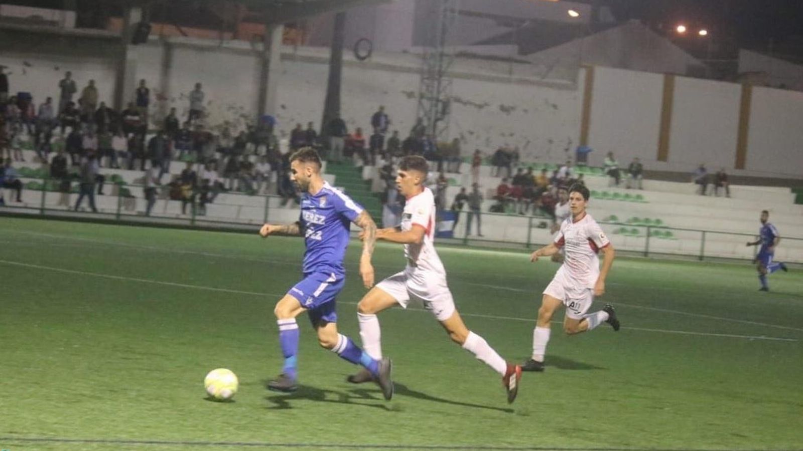 Fran Sabaté conduce el balón en Municipal. Fran Sabaté conduce el balón en Municipal.