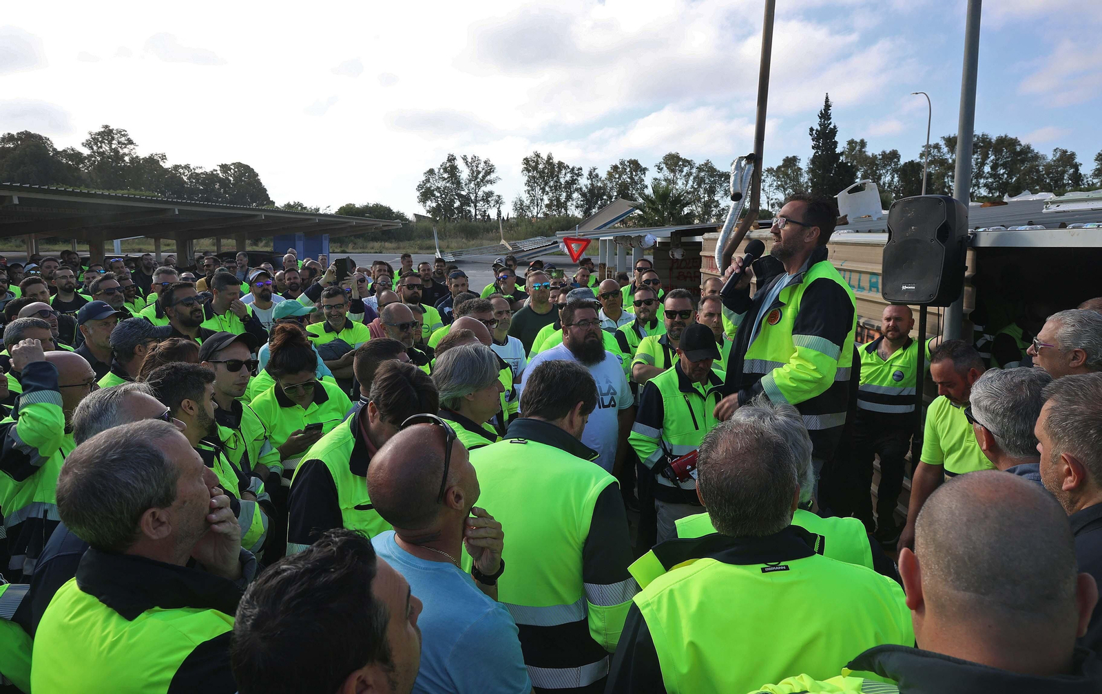 La asamblea informativa de los huelguistas de Acerinox, en imágenes