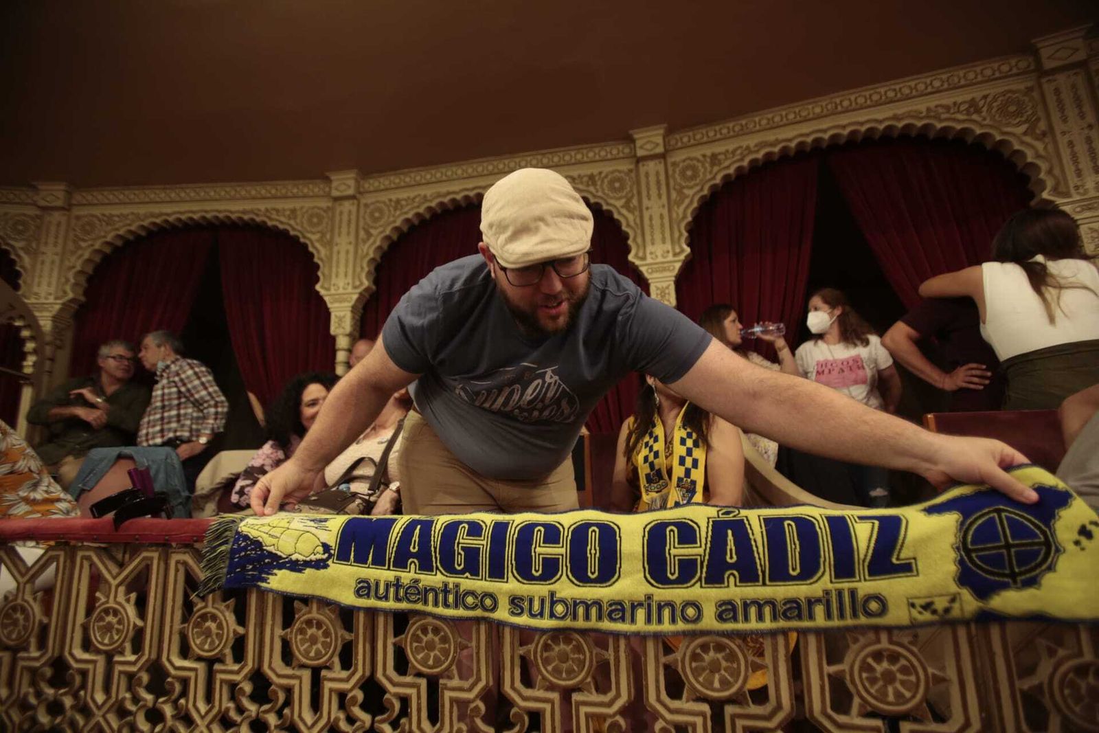 Las imágenes de la celebración de la permanencia del Cádiz CF en el Teatro Falla.