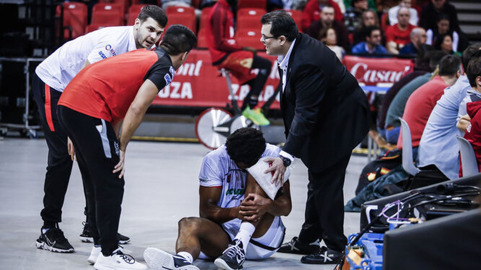 Cristiano Felicio, pívot del Covirán Granada, tras lesionarse en Zaragoza