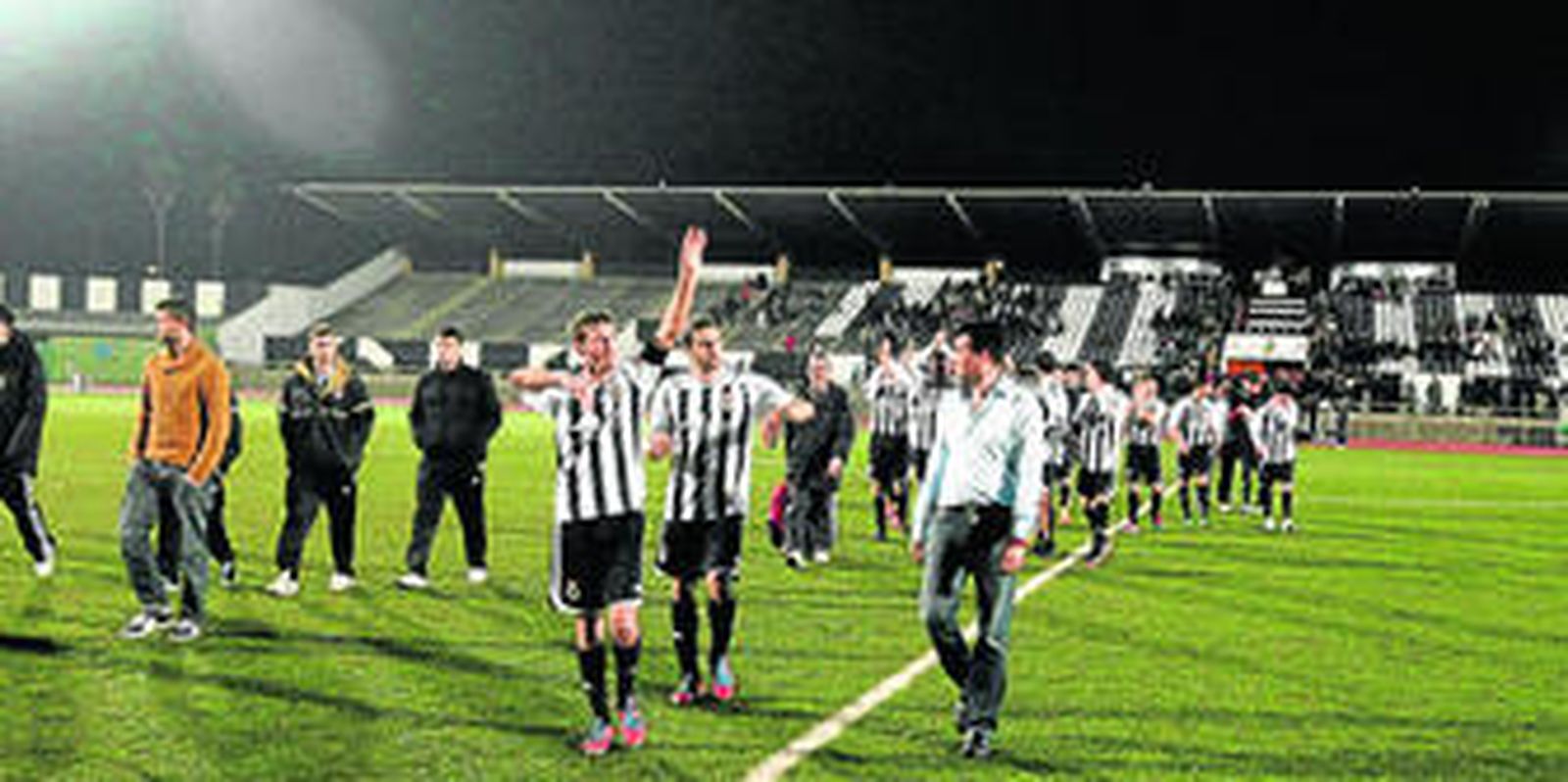 Los jugadores de la Balona se despiden del público del Municipal en el último partido del año ante el Écija.