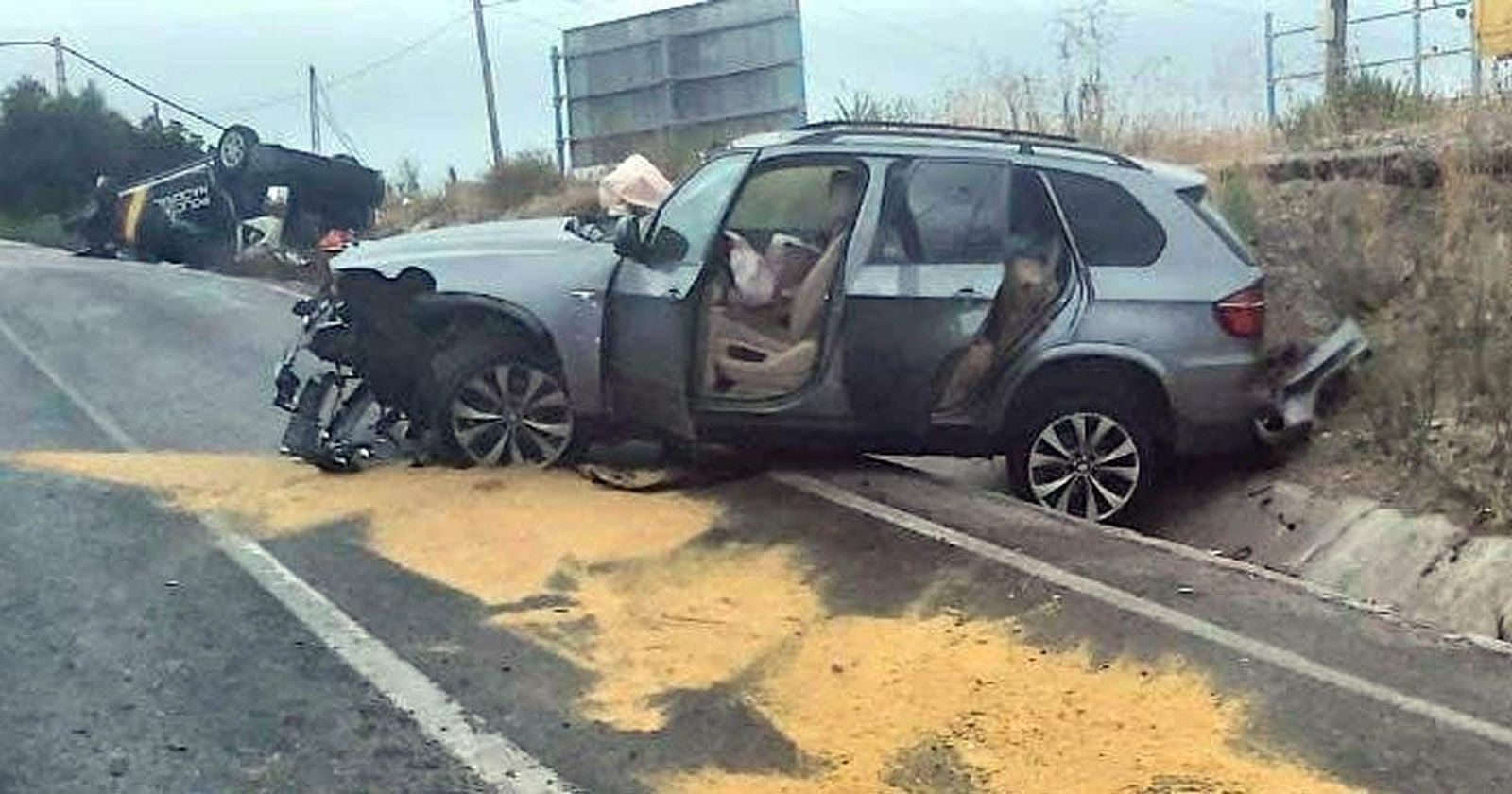 En primer término, el vehículos cargado de hachís; al fondo, el de la Policía Nacional tras el accidente