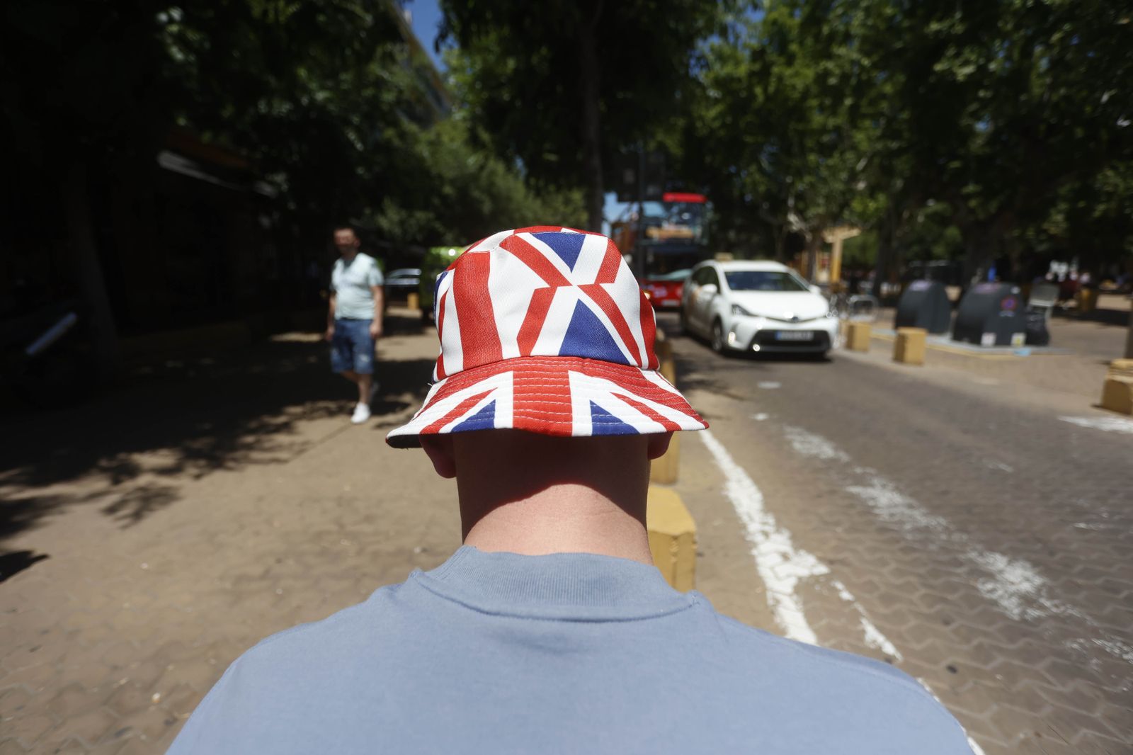 Aficionados escoceses disfrutan del sol y la cerveza de Sevilla