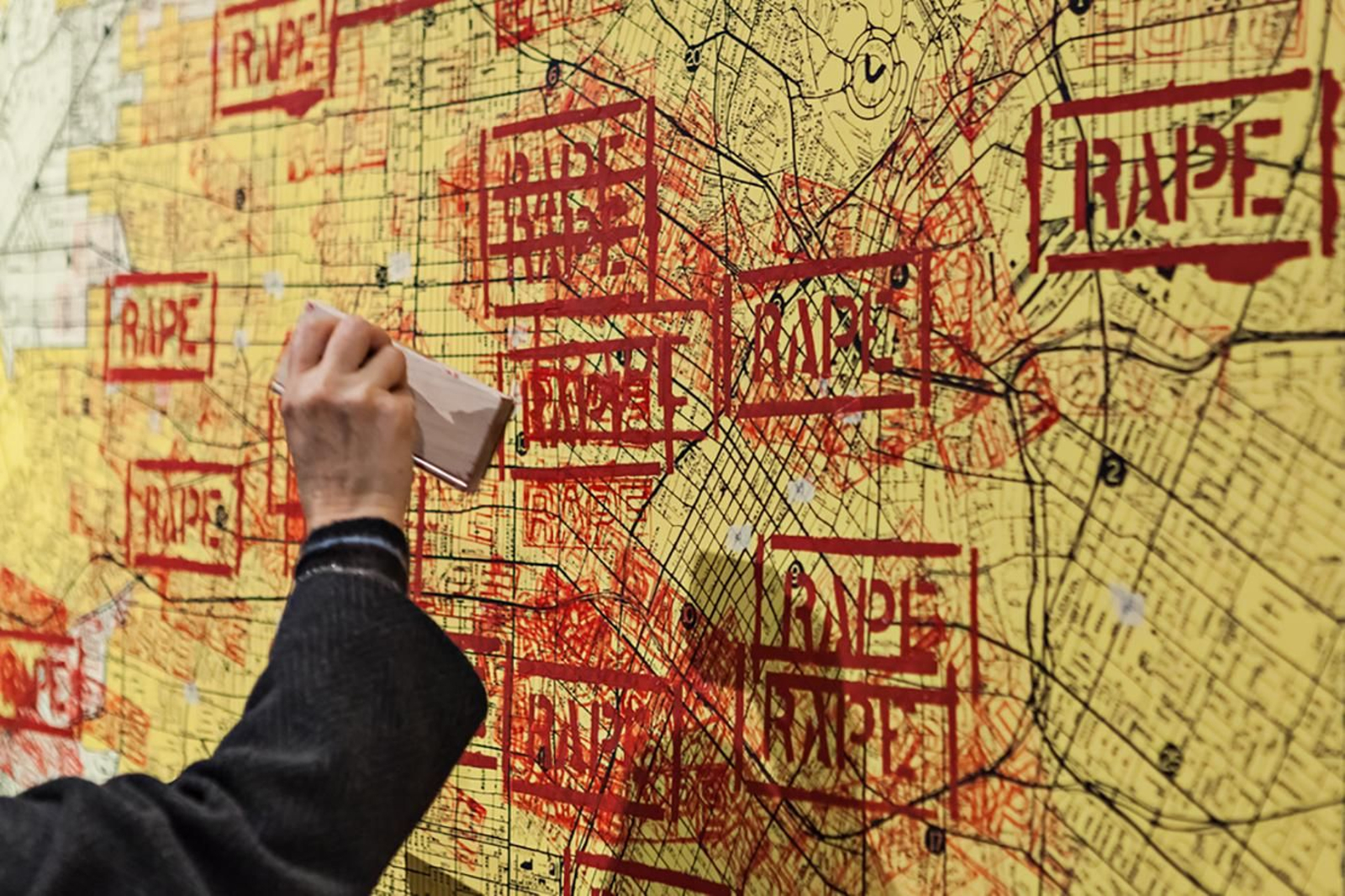Mapa de las violaciones registradas en Los Ángeles, una pieza que la artista instaló en un centro comercial de dicha ciudad.