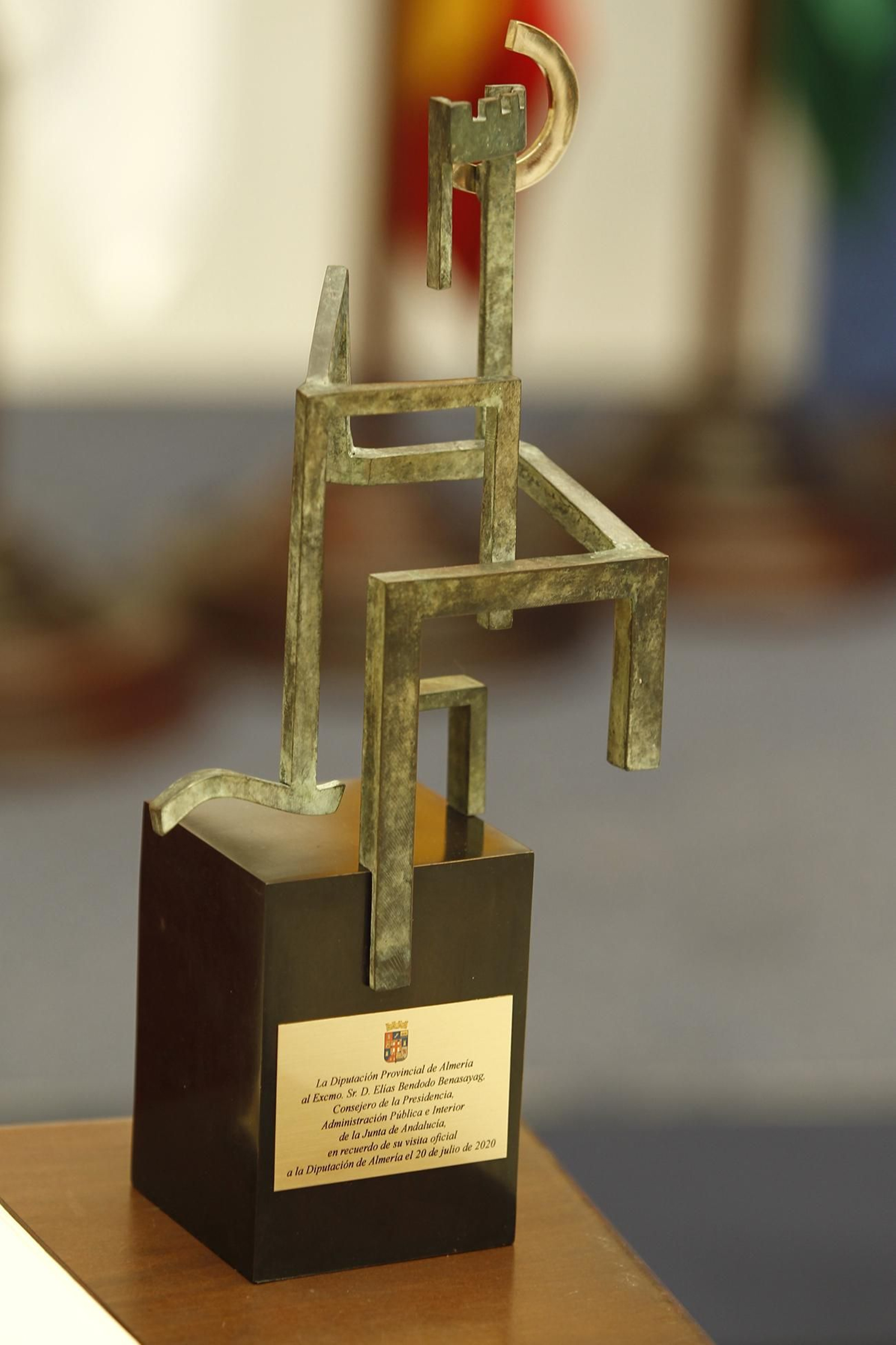 Visita del Consejero de Presidencia de la Junta de Andalucía, Elías Bendodo, a la Diputación de Almería.