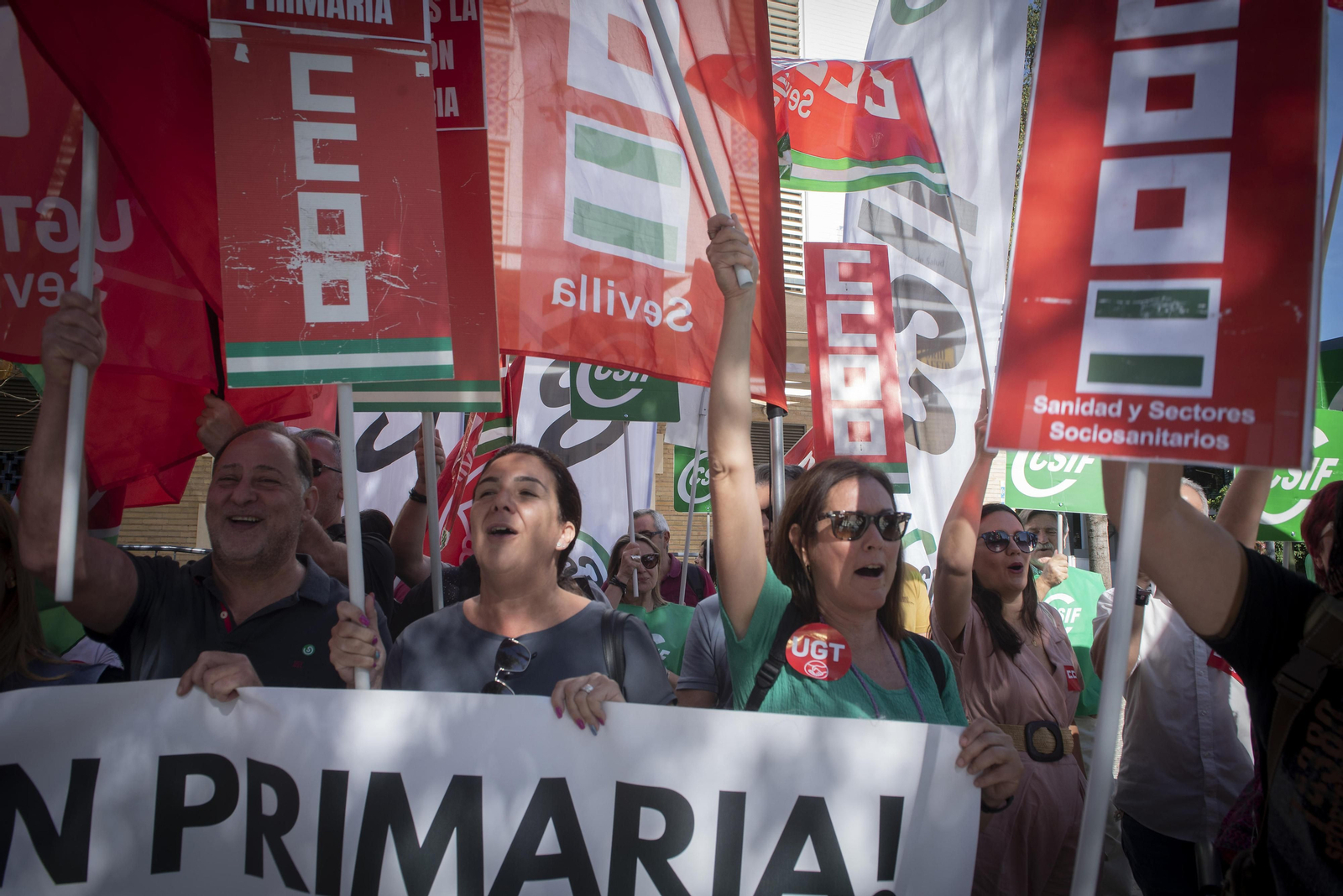 Concentración de los sindicatos sanitarios frente al centro de salud de Amante Laffón en la ronda de Triana.