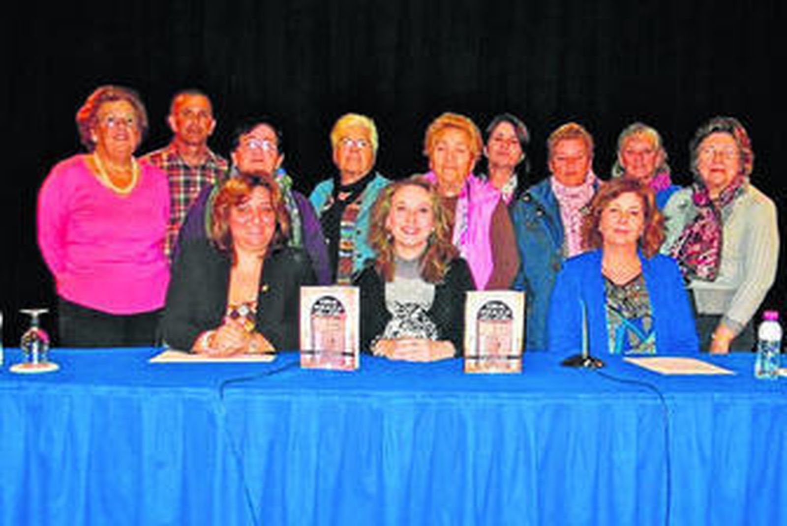 María Luisa Martín con Francisca Ruano, Charo Serrano y varias lectoras.