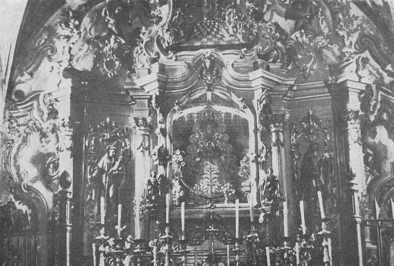 La Virgen del Rocío en el altar de su antigua ermita. La Virgen del Rocío en el altar de su antigua ermita.