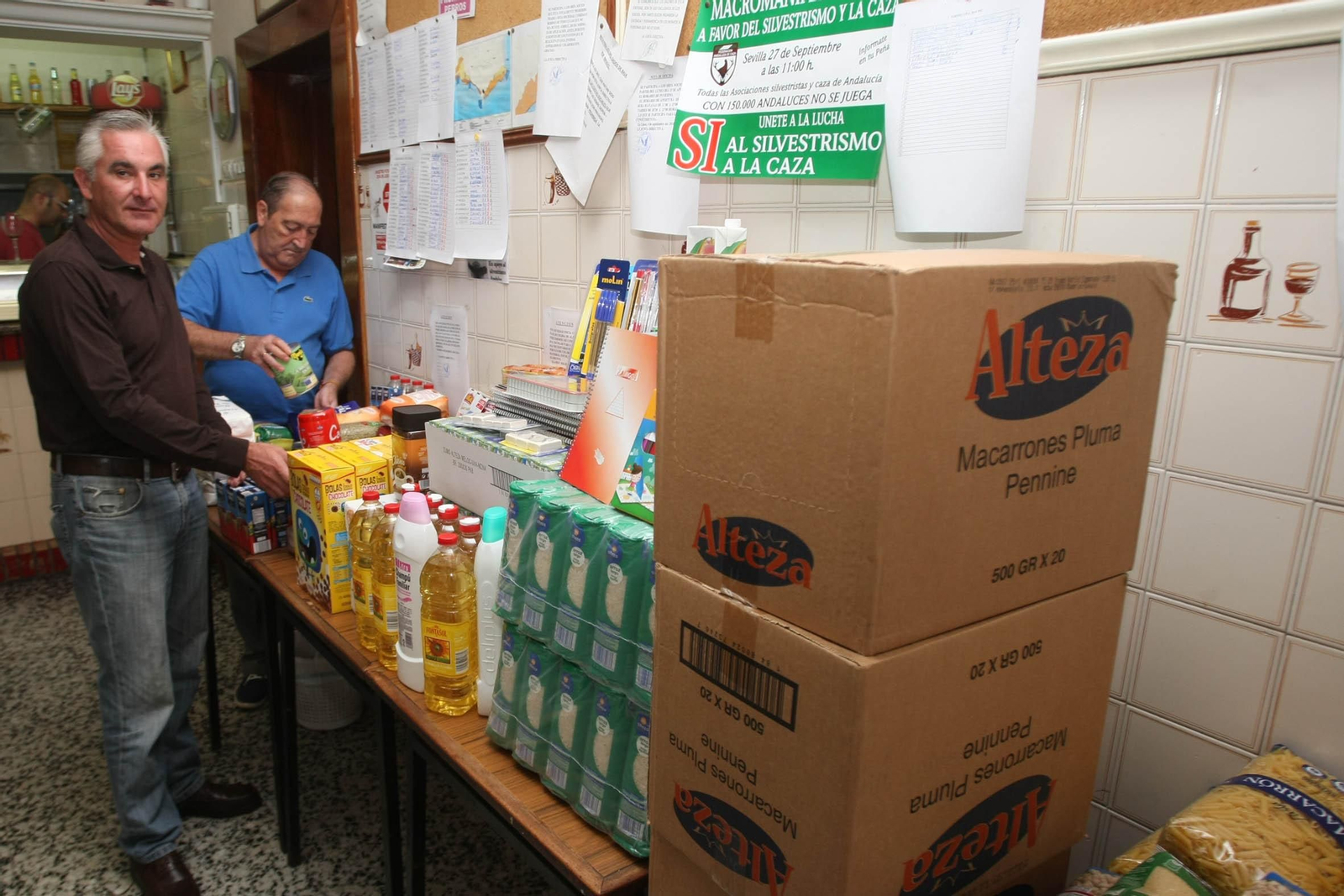 Miguel Ángel Prieto, en una recogifa de alimentos de El águila real.