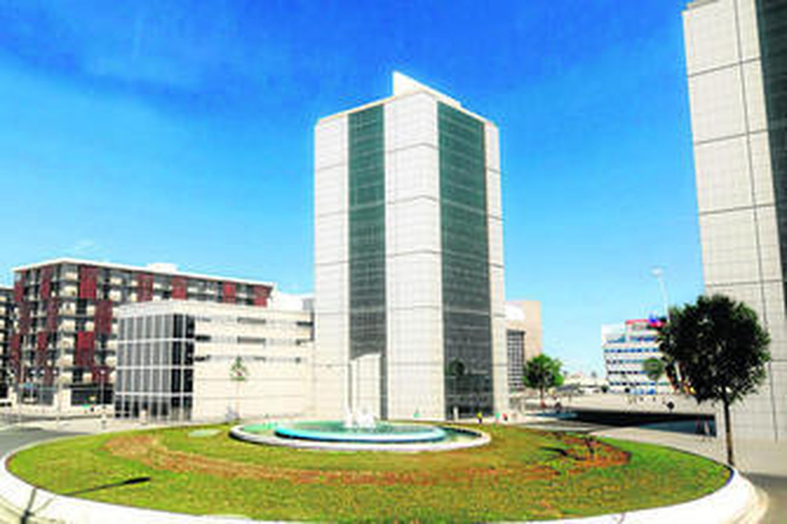 Diseño de las torres que darán paso a la glorieta de la Zona Franca. A la izquierda, las viviendas que se construirán y tras ella el Centro Metropolitano.