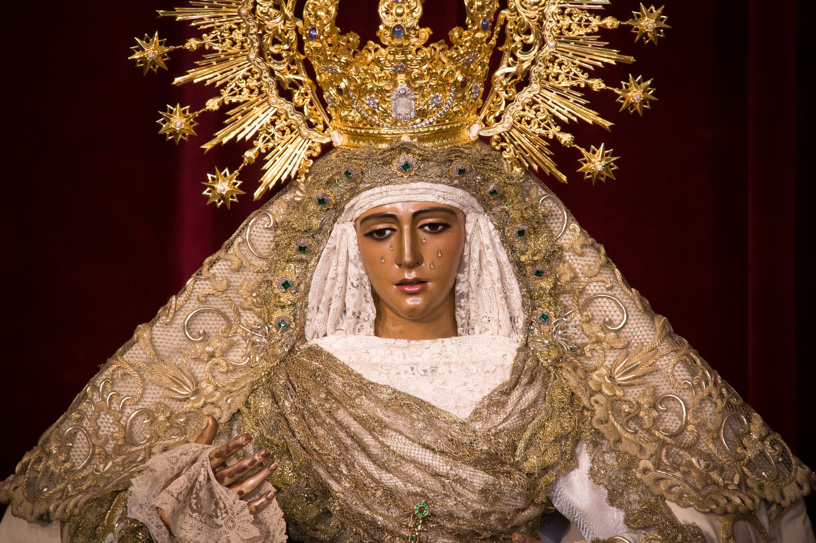 La Esperanza de Triana amanece vestida de blanco para la Pascua de Resurrección