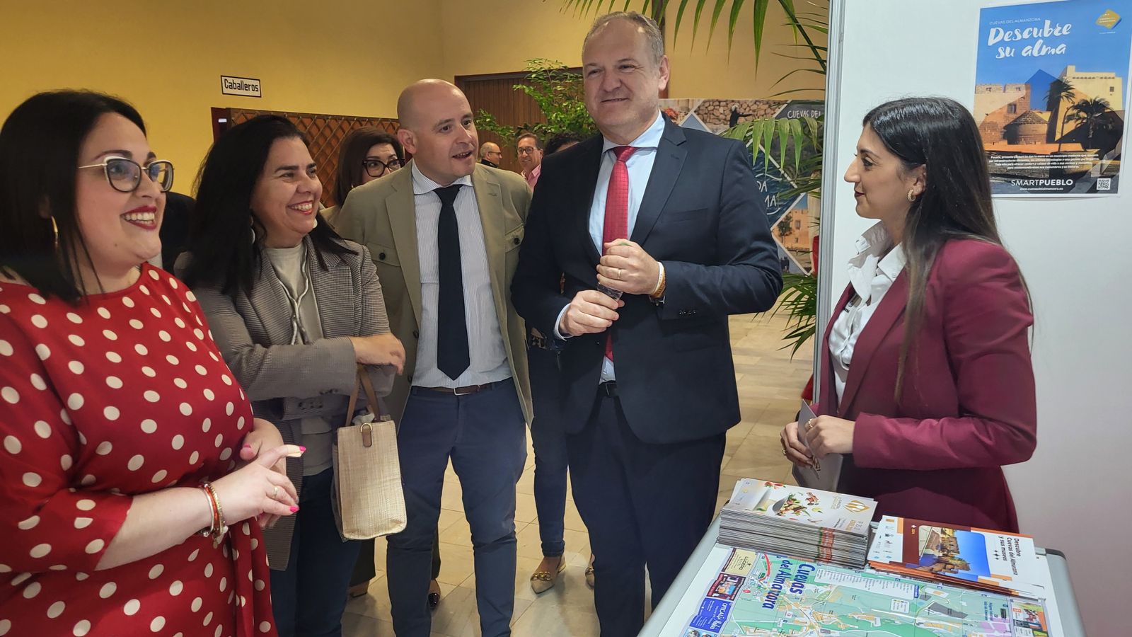 Visita a los stands por parte de las autoridades.