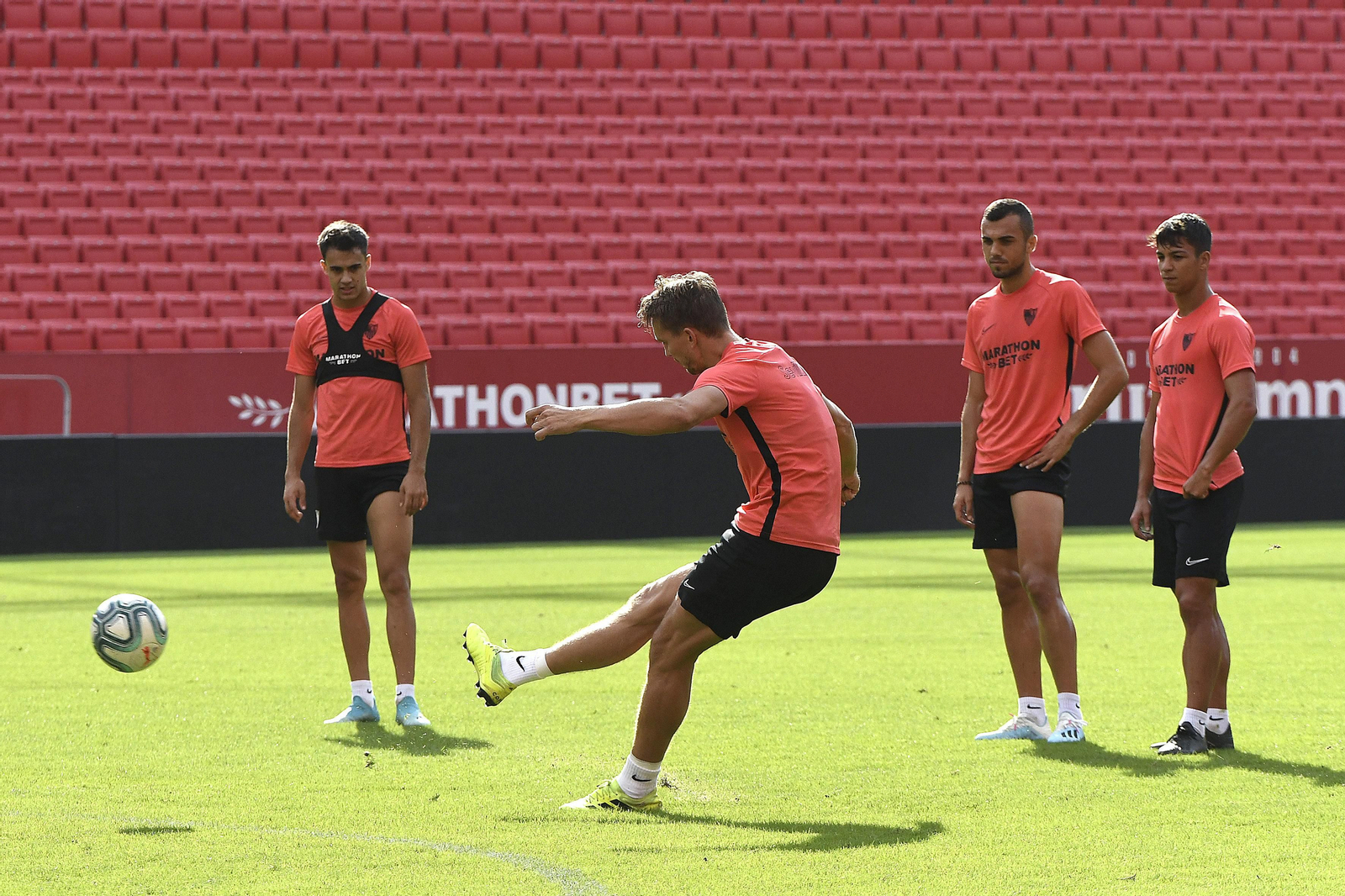 De Jong practica el disparo a puerta en la sesión de entrenamiento del Sevilla en el Ramón Sánchez-Pizjuán, en la mañana de ayer.