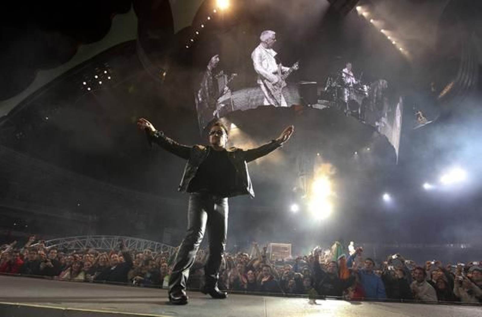 La banda irlandesa U2 convence a sus seguidores en San Sebastián. / EFE, AFP, Reuters