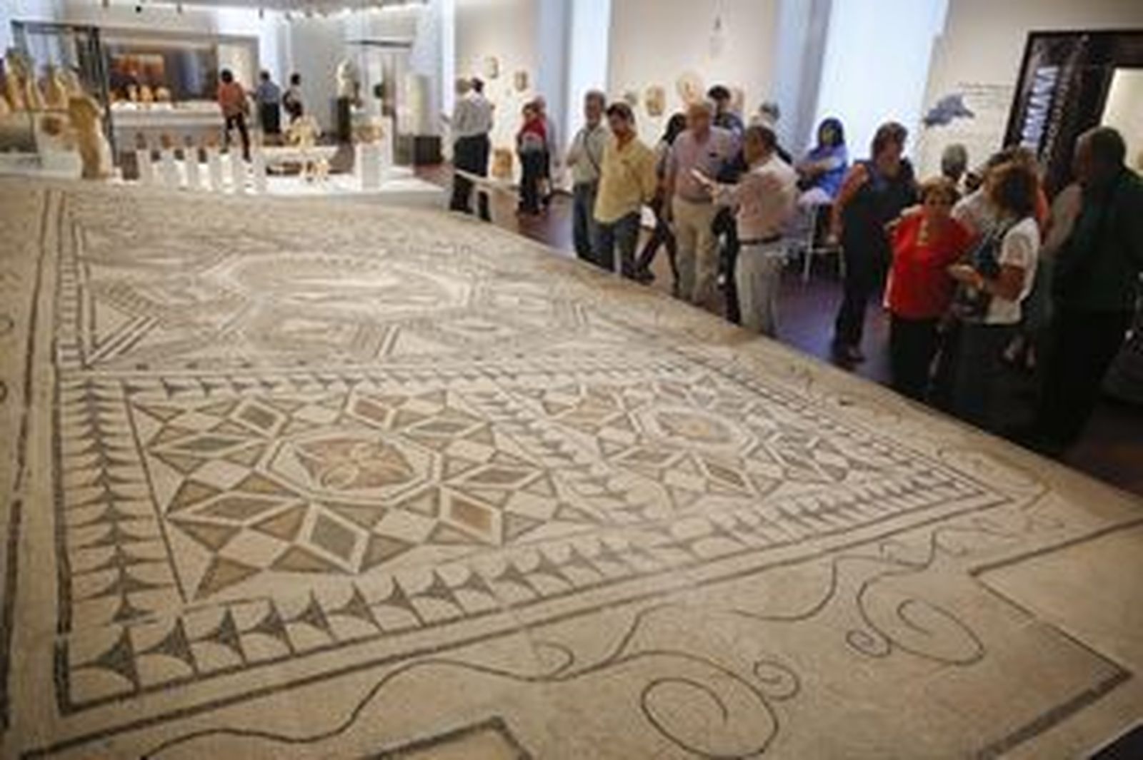 Visitantes en el Museo de Málaga