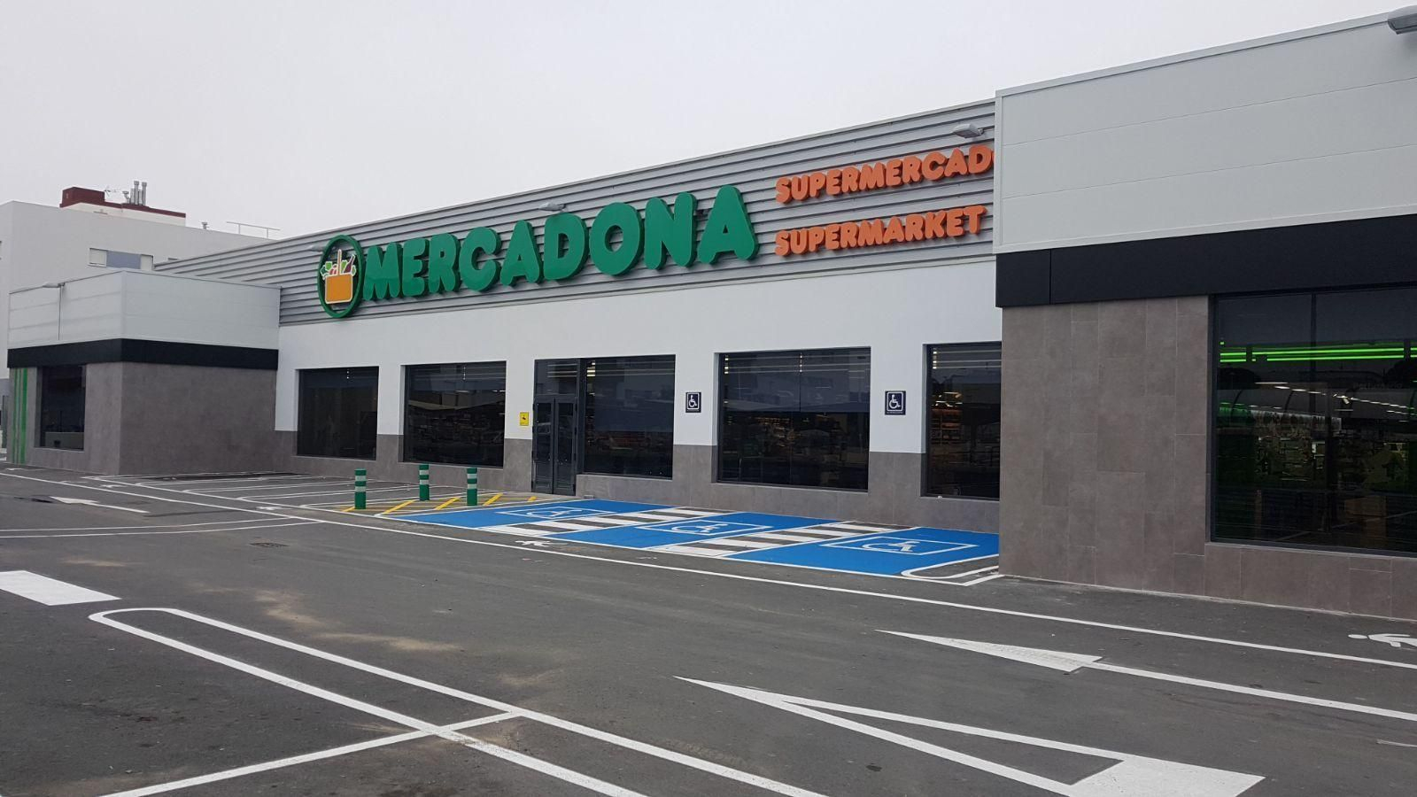 La fachada del supermercado de Mercadona en Punta Umbría, recién reformado.