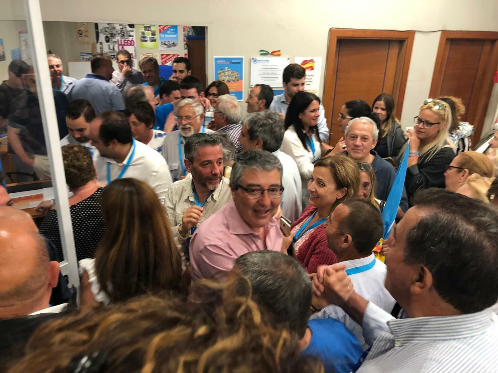 Francisco Salado durante en la sede del PP de Rincón de la Victoria durante la noche electoral.
