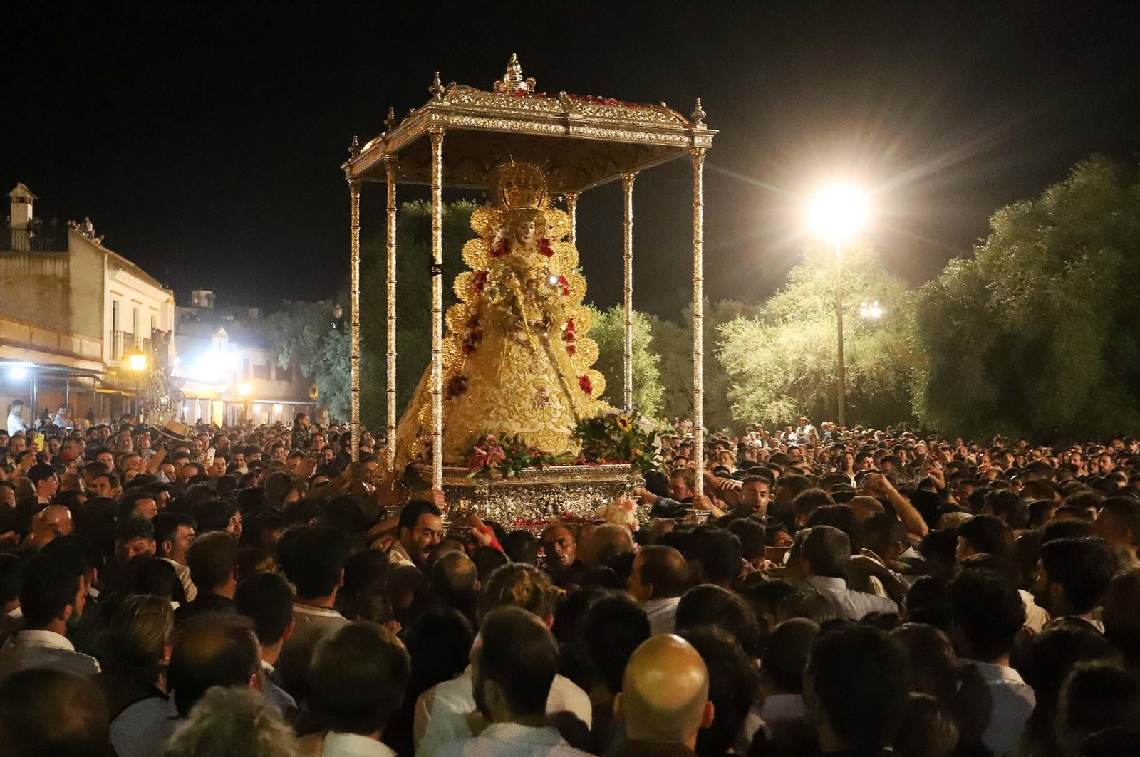 La Virgen del Rocío, en la procesión del Lunes de Pentecostés por la aldea.