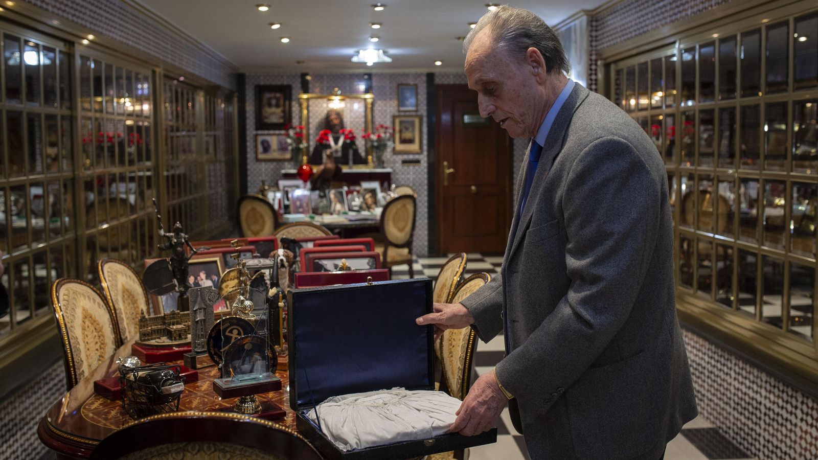 Lopera enseña la camisa del Señor del Gran Poder que le regaló la hermandad.