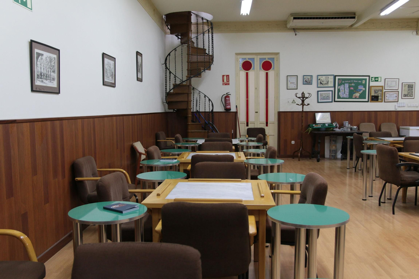 Así de espectaculares son los salones del Círculo Mercantil de Almería