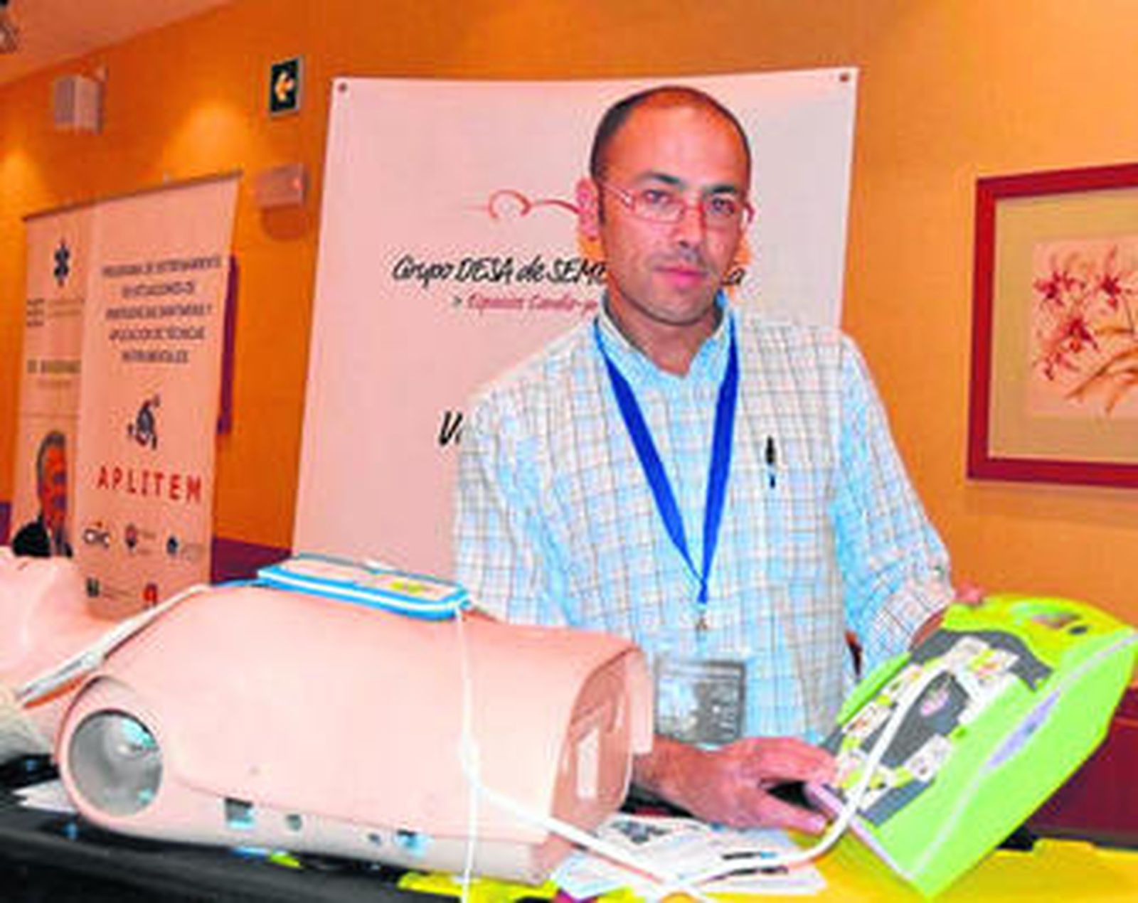 Antonio Rojas, vicepresidente segundo de Semes, muestra un desfibrilador en el congreso de la sociedad.