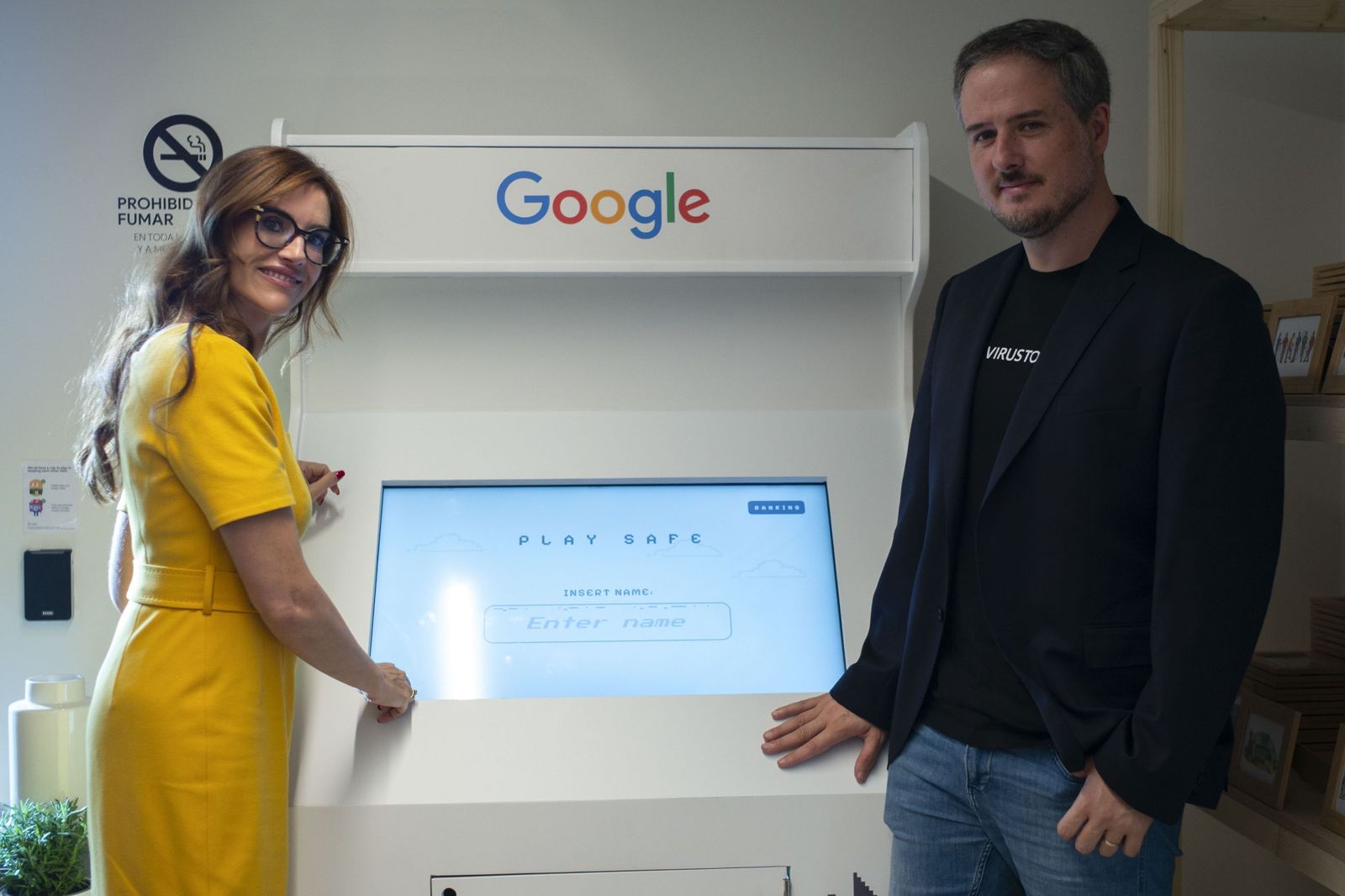 La directiva de Google Cristina Pitarch y el estratega de inteligencia de amenazas de VirusTotal Vicente Díaz.