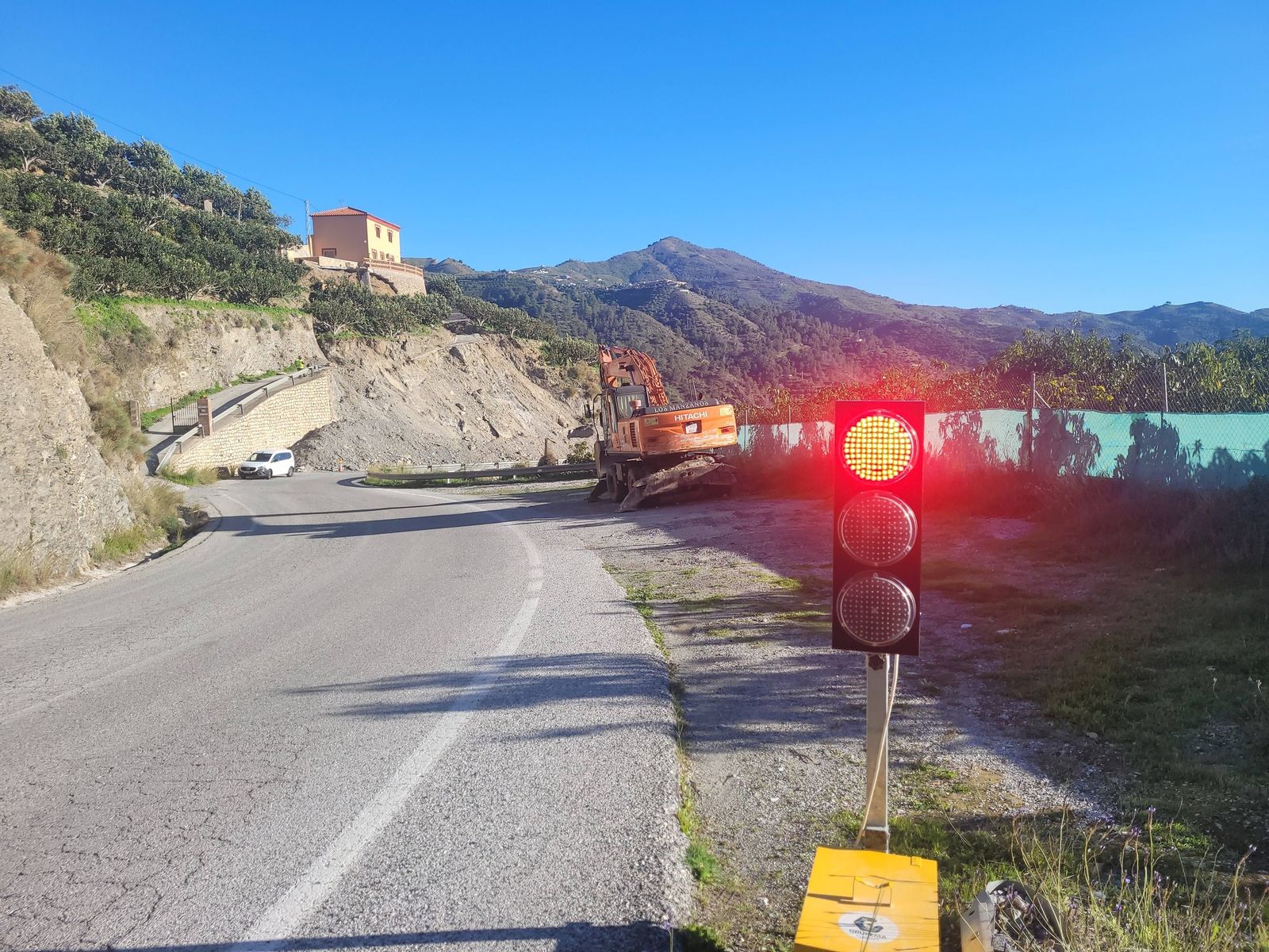 Un semáforo regulando el paso en Otívar