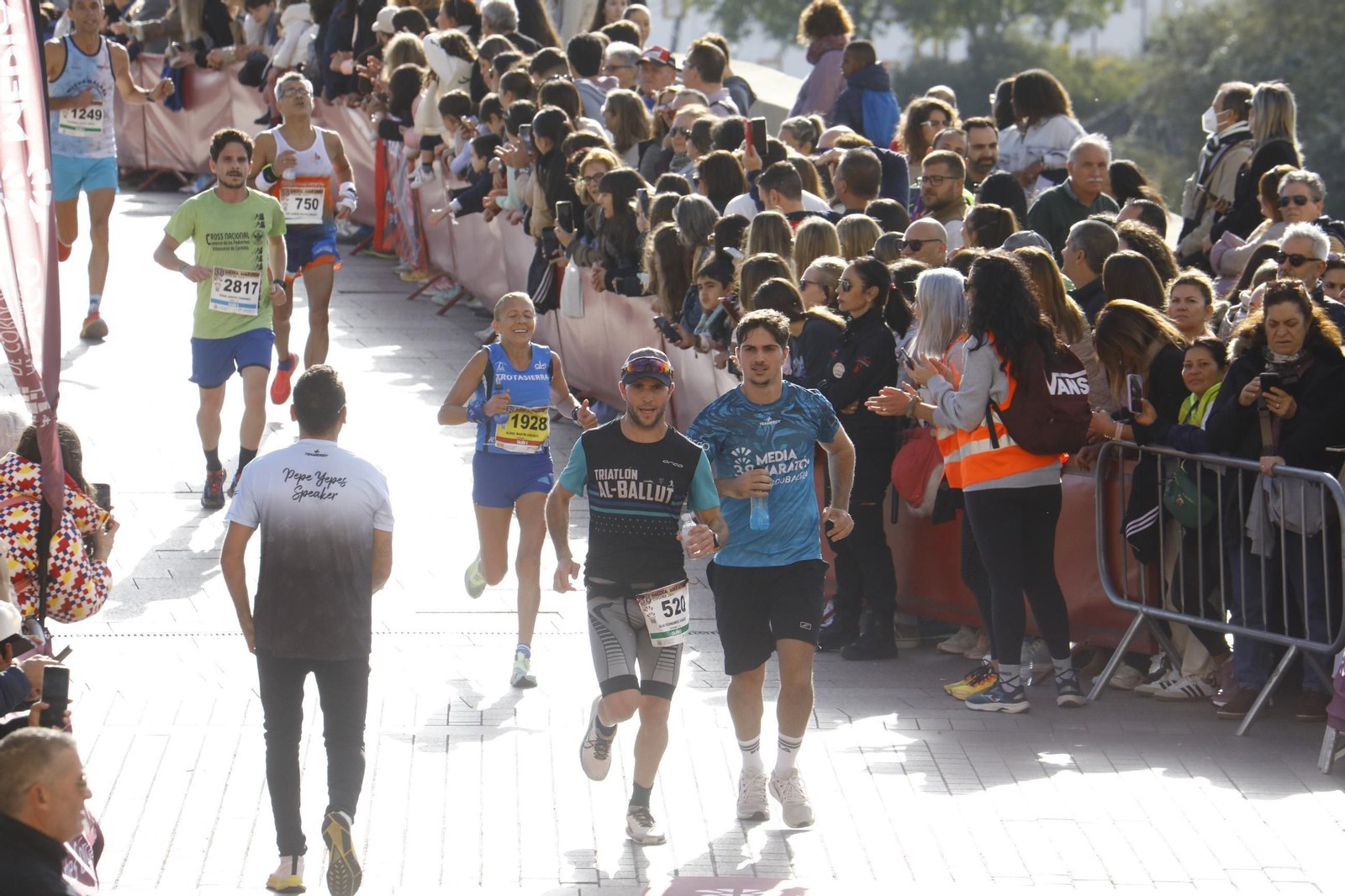 La gloria de cruzar la Puerta del Puente: las fotos de la línea de meta de la Media Maratón de Córdoba 2024