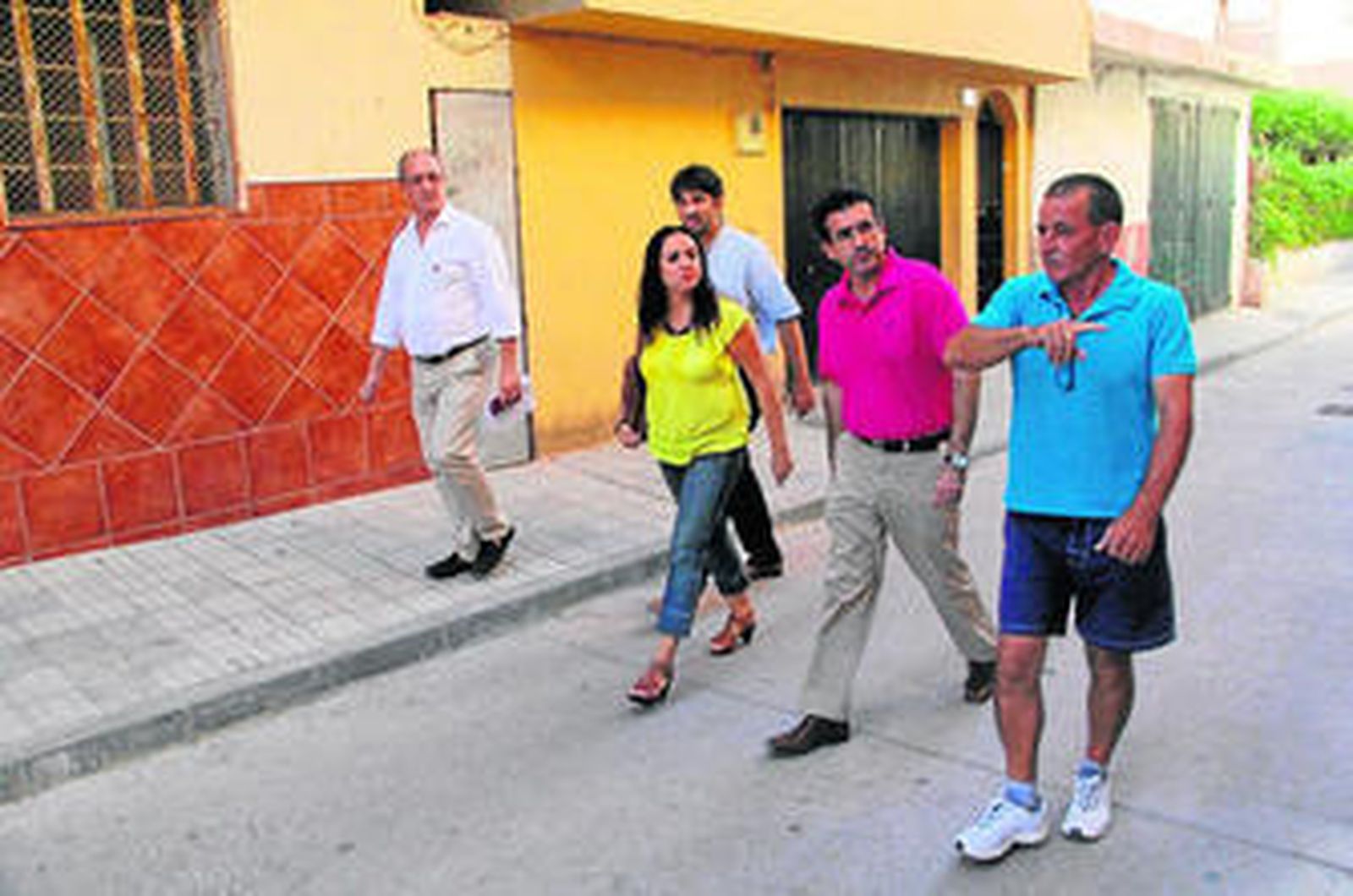 Dirigentes socialistas y vecinos de la barriada durante la visita para comprobar las deficiencias.