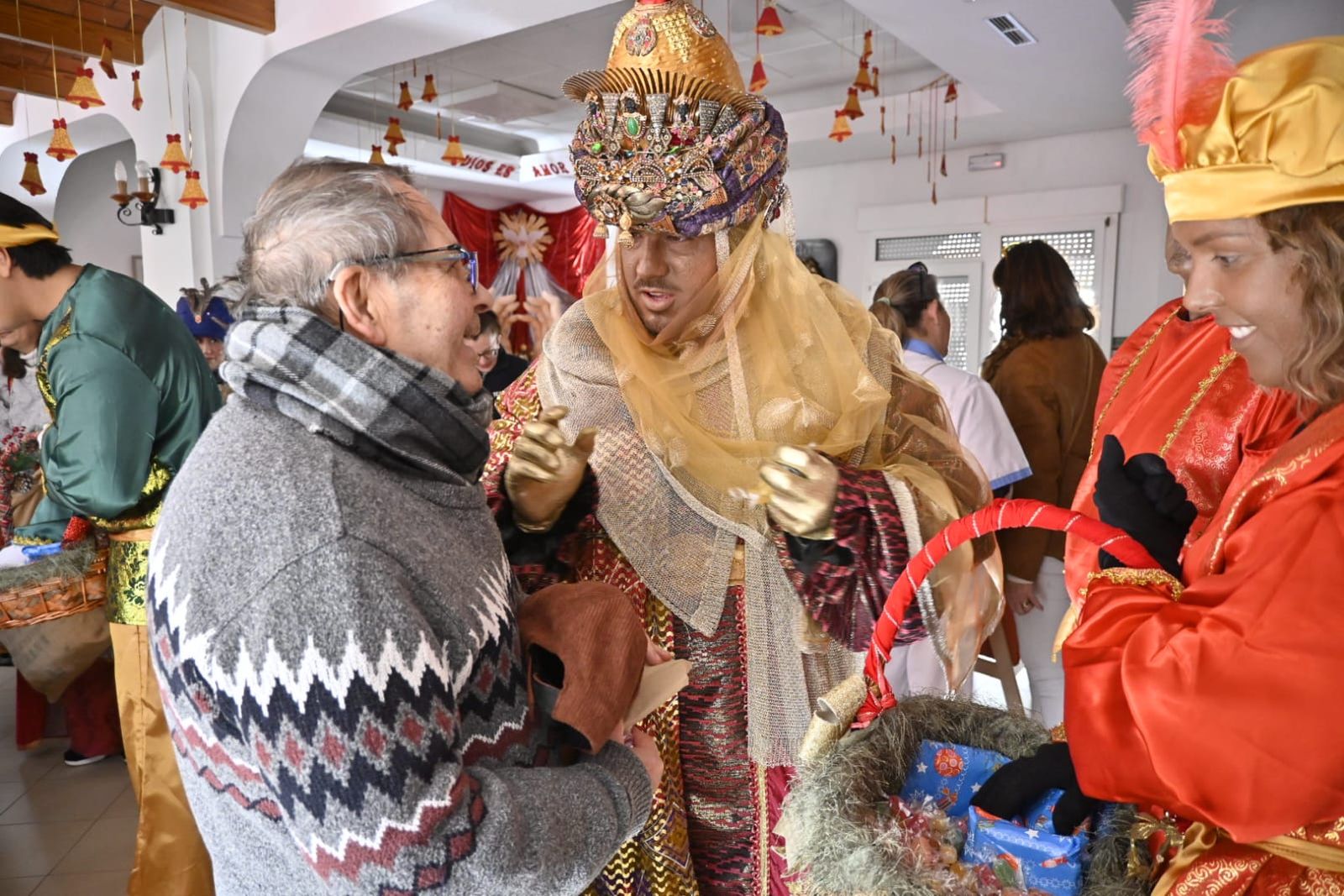 Las fotos más tiernas de la visita de los Reyes Magos a los ancianos de Huelva este 5 de enero