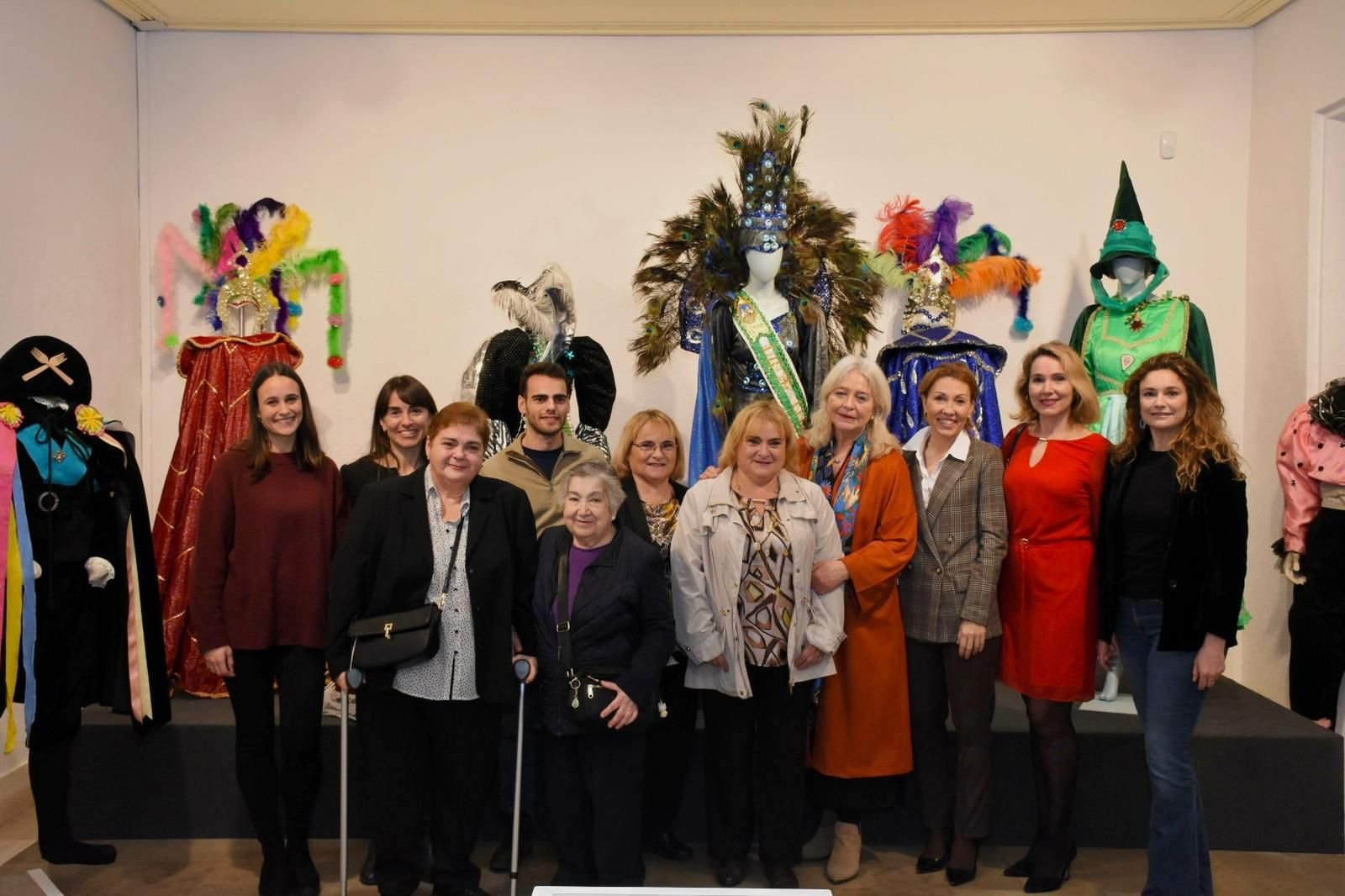 Foto de familia de la inauguración de la exposición dedicada a Pepi Mayo.