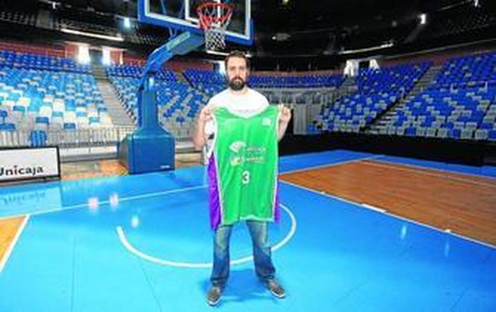 Germán Gabriel posa en la pista central del Martín Carpena.