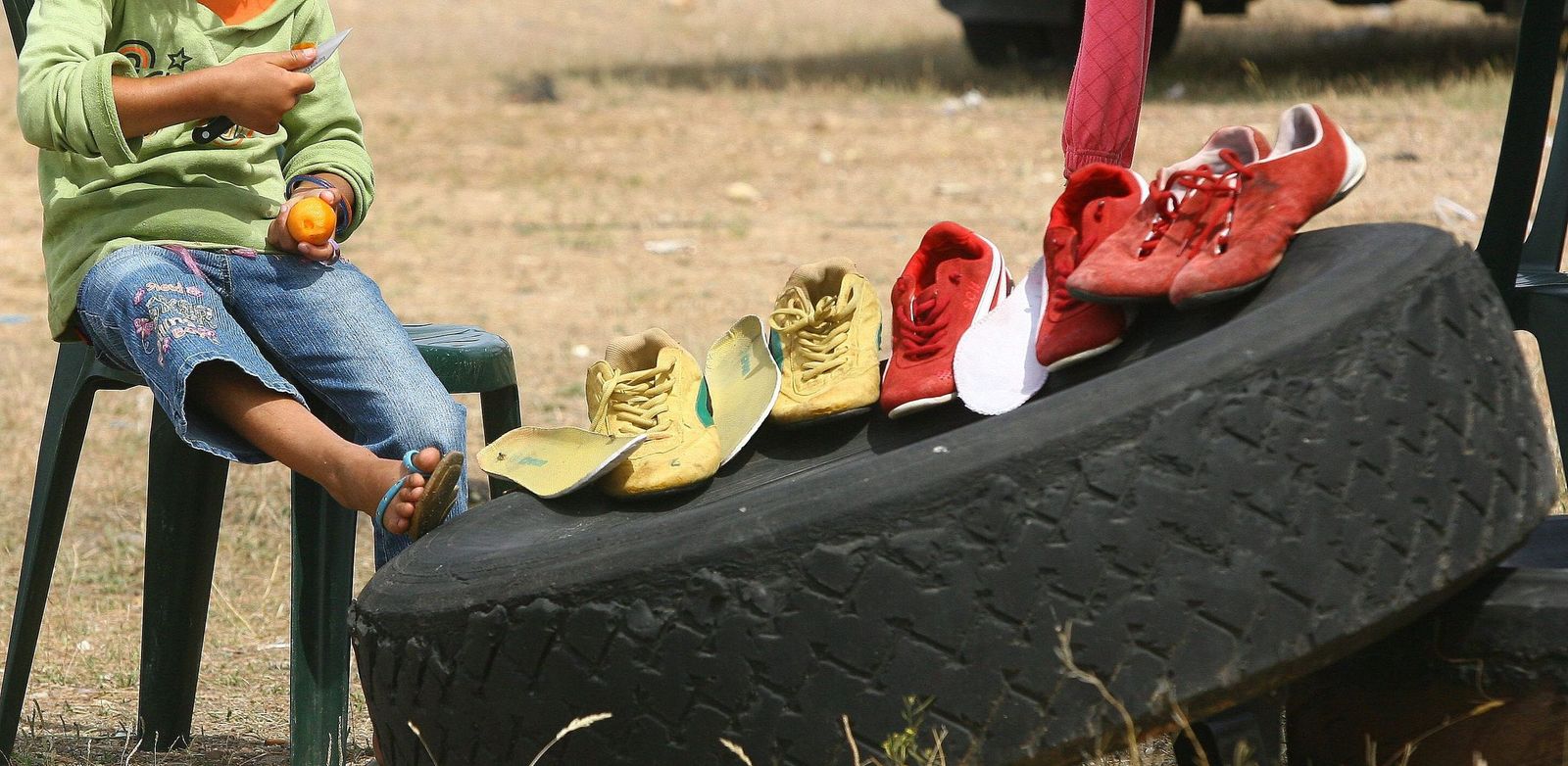 Un niño en un asentamiento rumano en España.