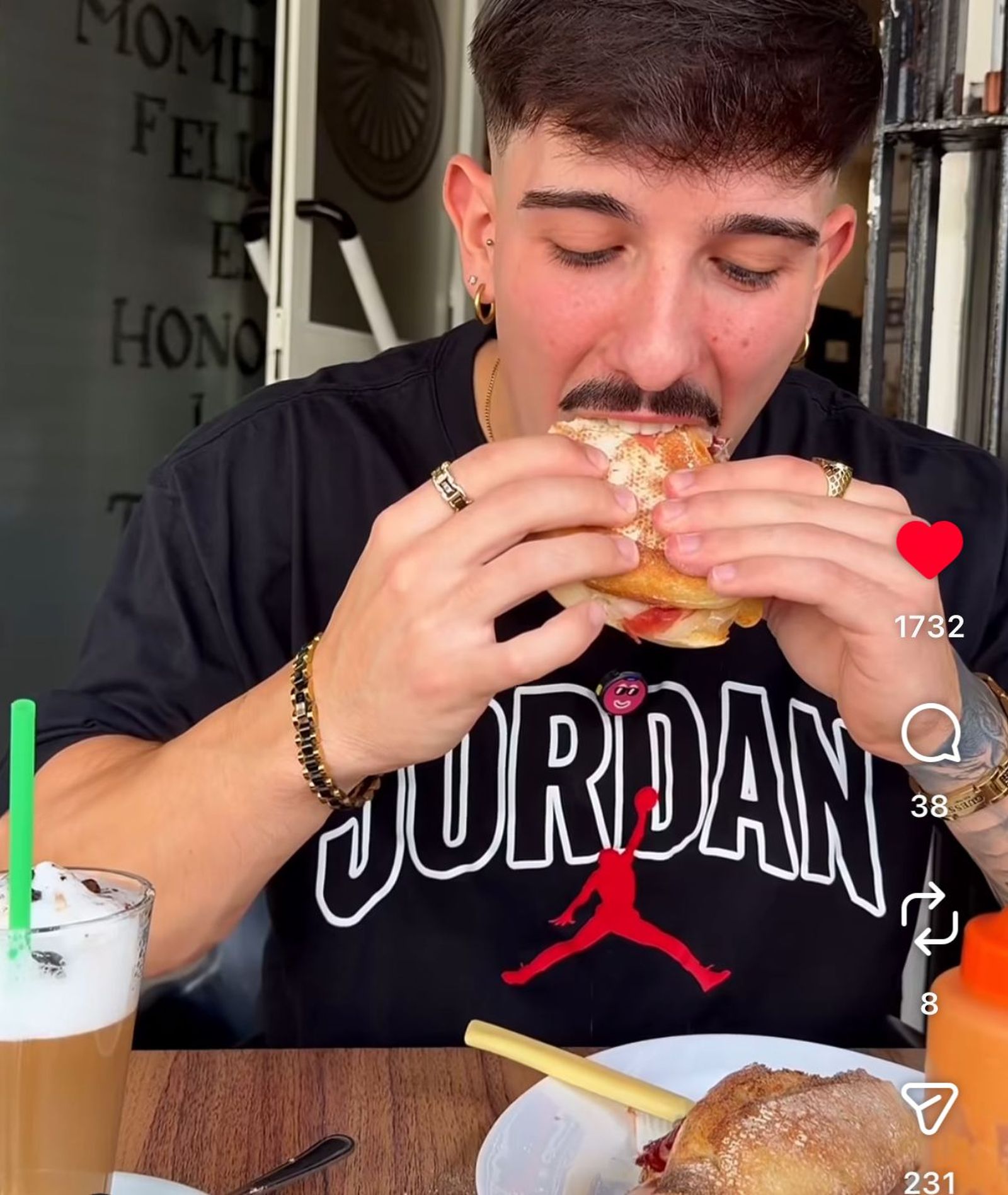 Jaime Rodríguez degusta un desayuno andaluz de El Bodegón 3, en Jerez, frente al Estadio Chapín.