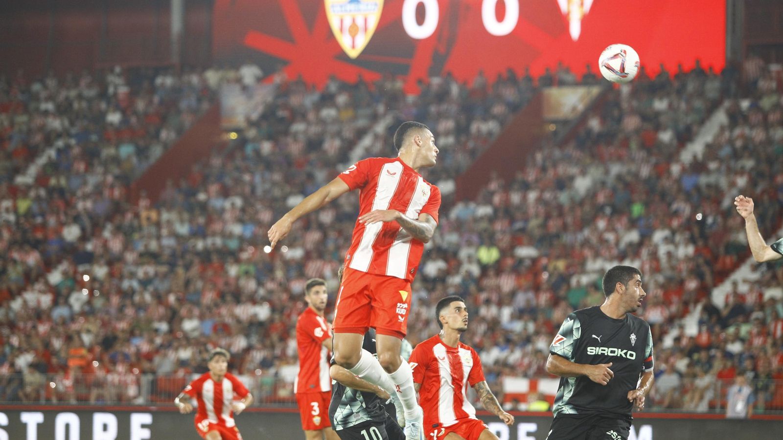 Kaiky intenta rematar de cabeza una acción a balón parado frente al Sporting la pasada jornada.