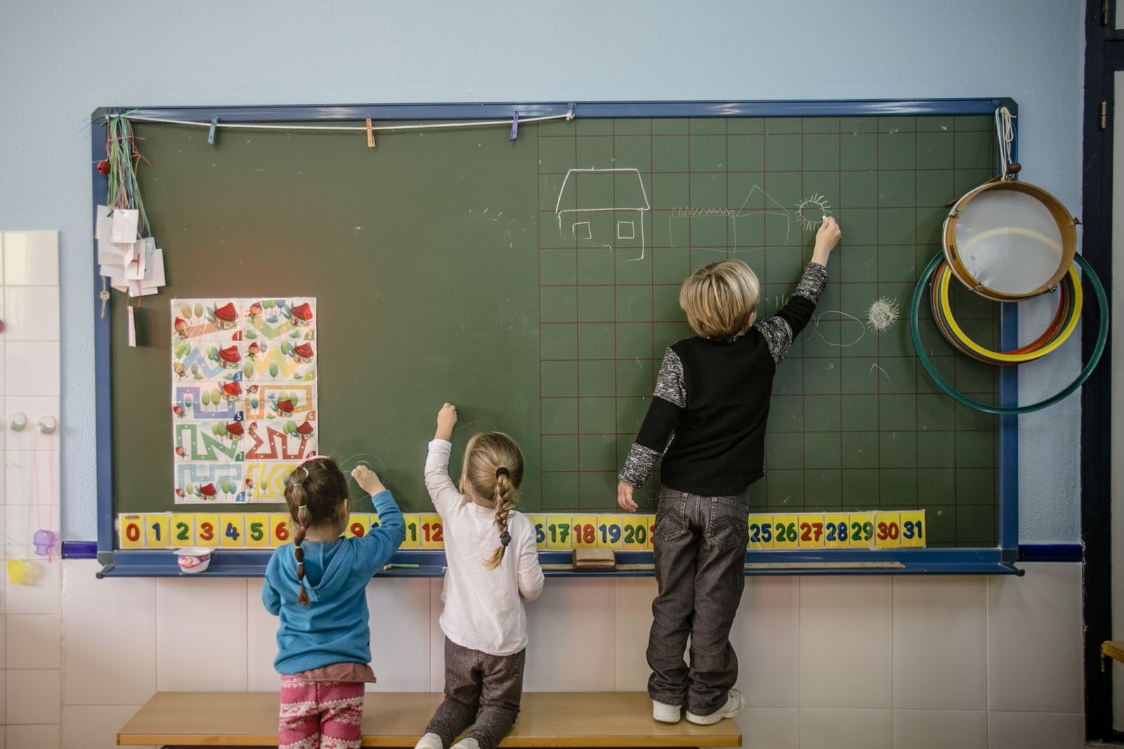 Tres escolares gaditanos ante la pizarra de una clase.