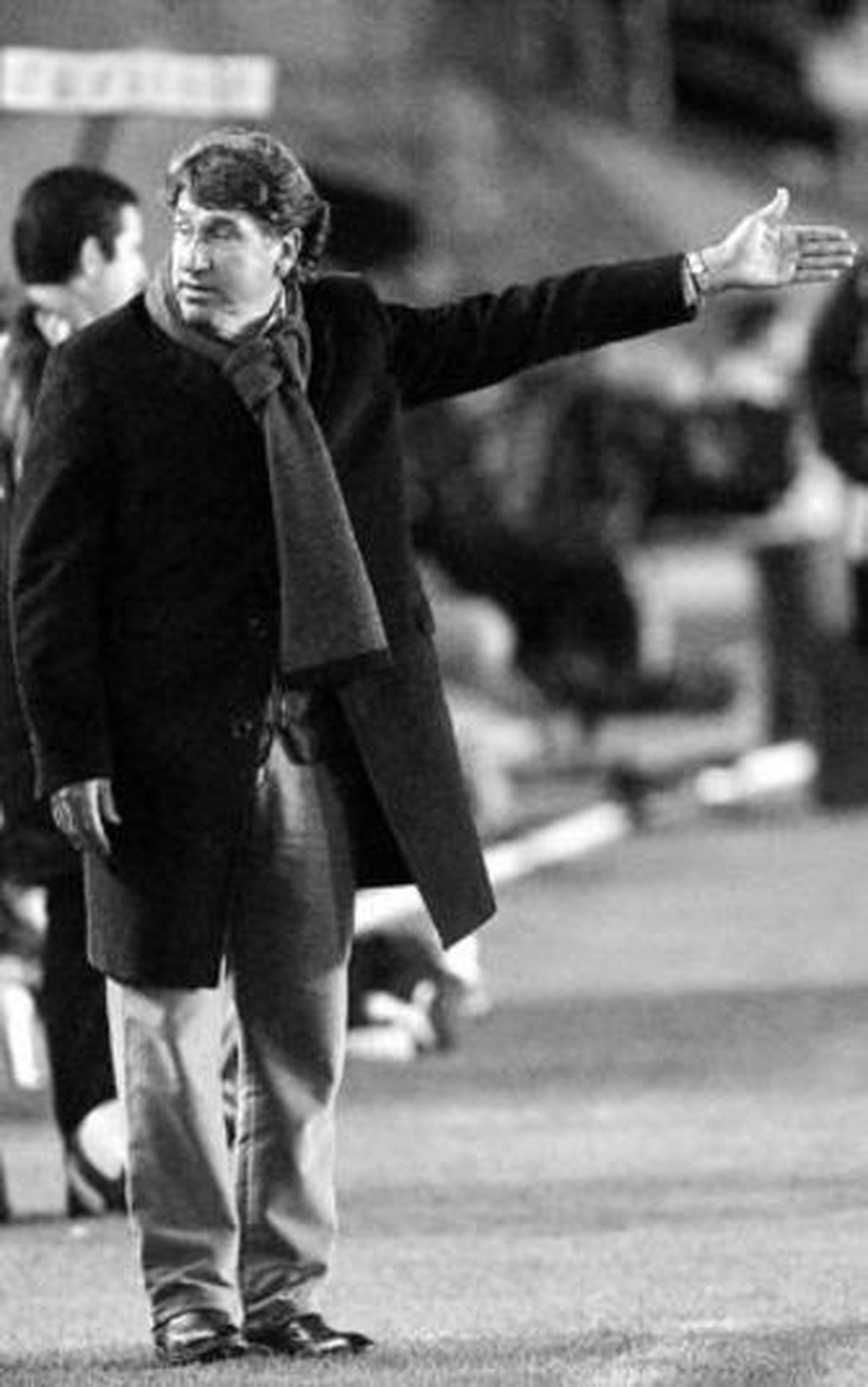 Esteban Vigo dialoga con los integrantes del banquillo en un momento del partido.