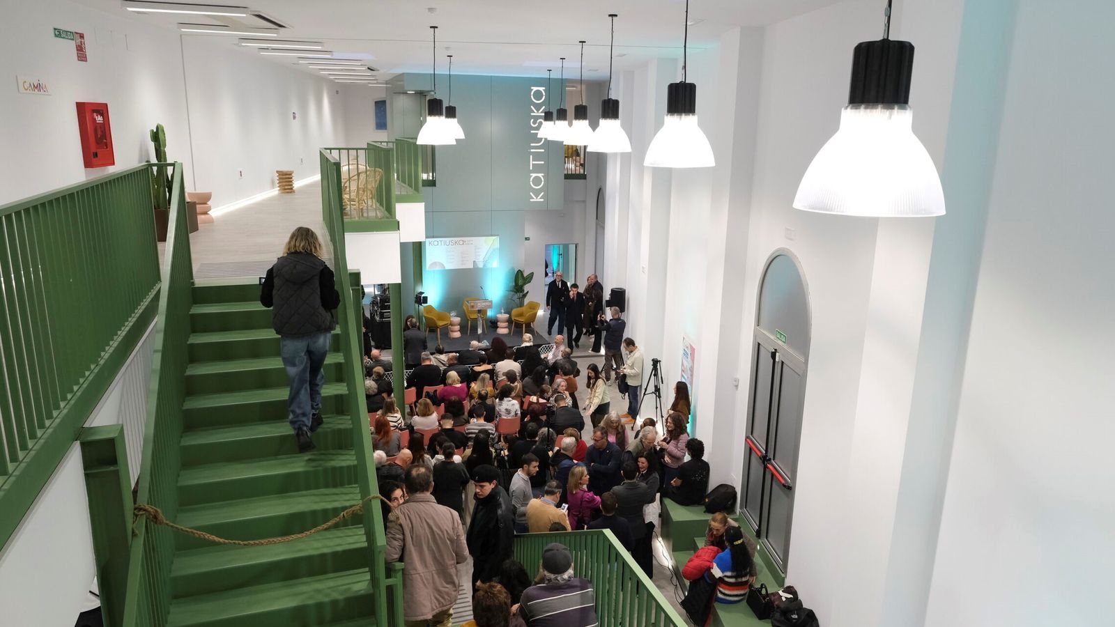 La escalera es protagonista en el interior.