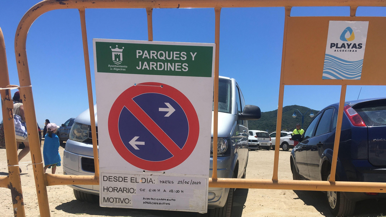El aparcamiento junto al paseo marítimo de Getares y la urbanización Los Camarotes.