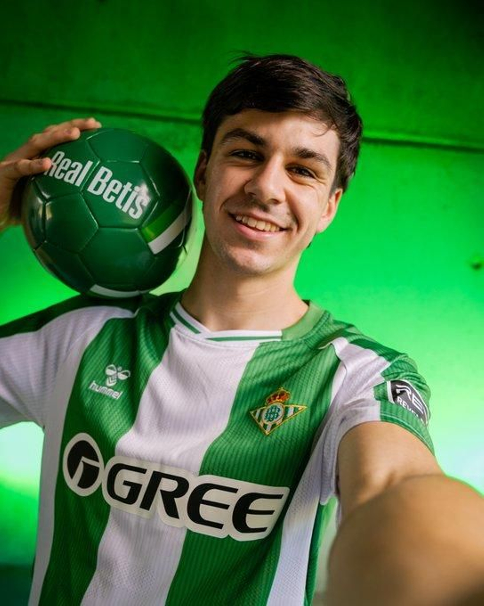 Gonzalo Petit posa con un balón del Betis.