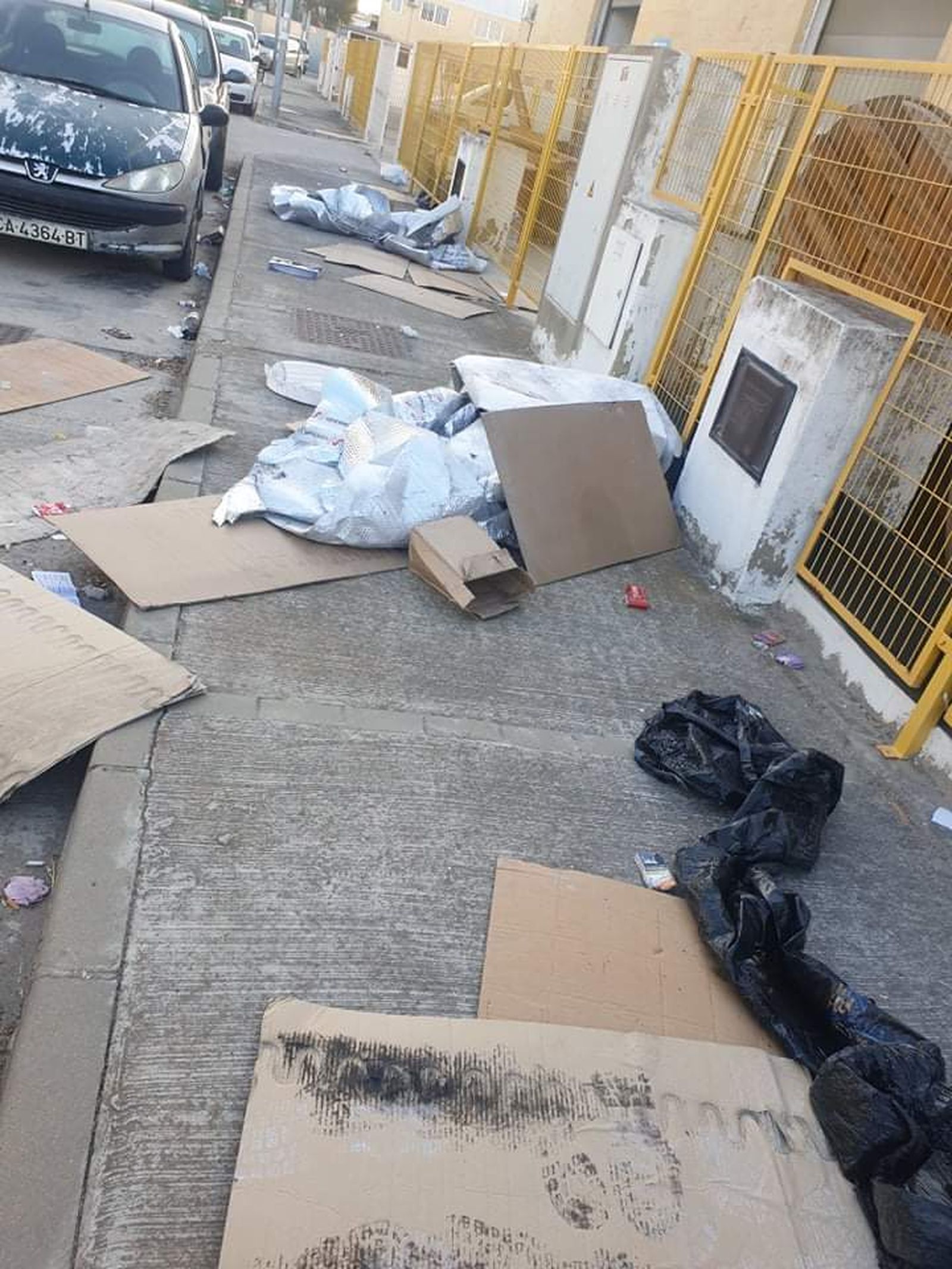 Imagen de la basura que se acumula en una de las calles del polígono ‘El Portal’