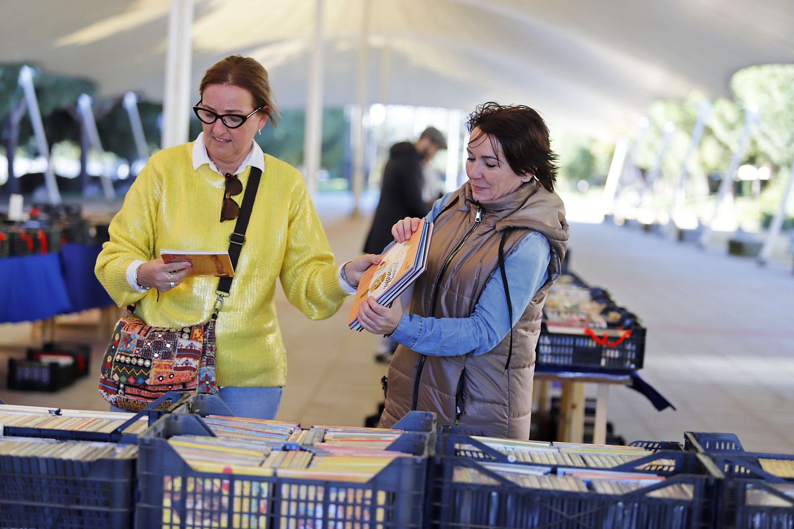 Imágenes del mercadillo solidario de Ayre en Huelva