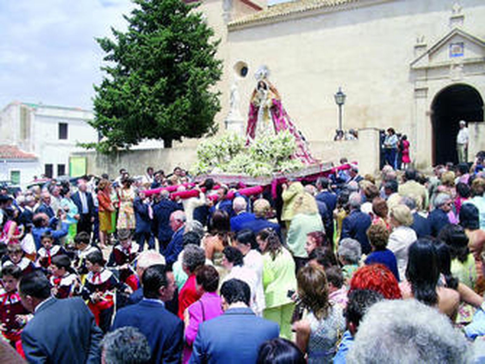1. Procesión en el famoso día del Corpus Christi de Cumbre Mayores. 2. Cartel anunciador de las fiestas de este año en la localidad serrana. 3. Otro bonito cartel de las conocidas fiestas.
