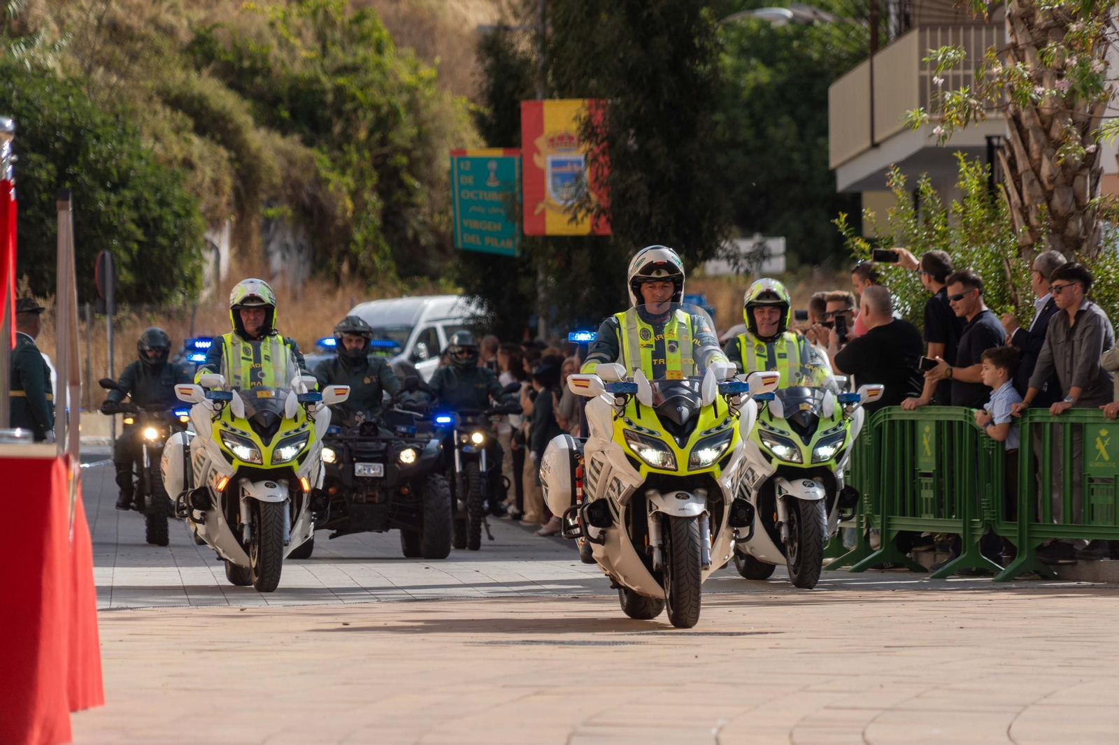 Imágenes del desfile de la Guardia Civil en el Día de la Hispanidad y de su patrona en la Plaza de La Merced