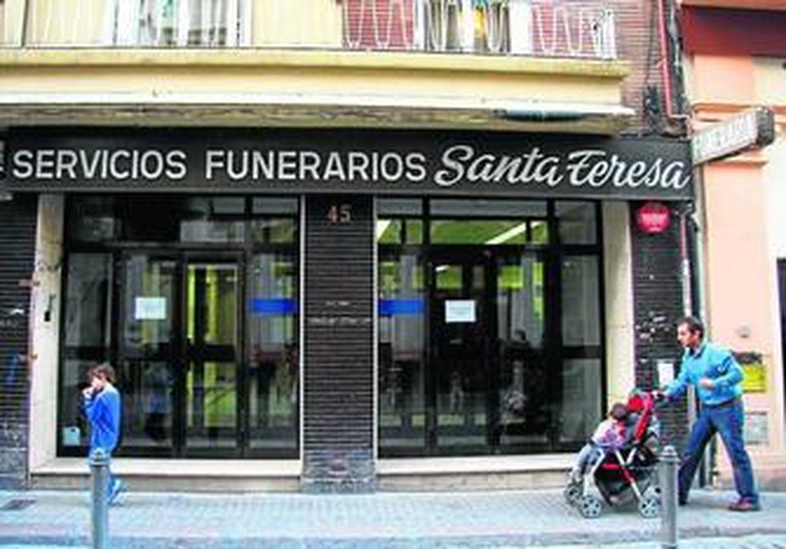 Cartel de Servicios Mínimos en la funeraria de la calle Amor de Dios.