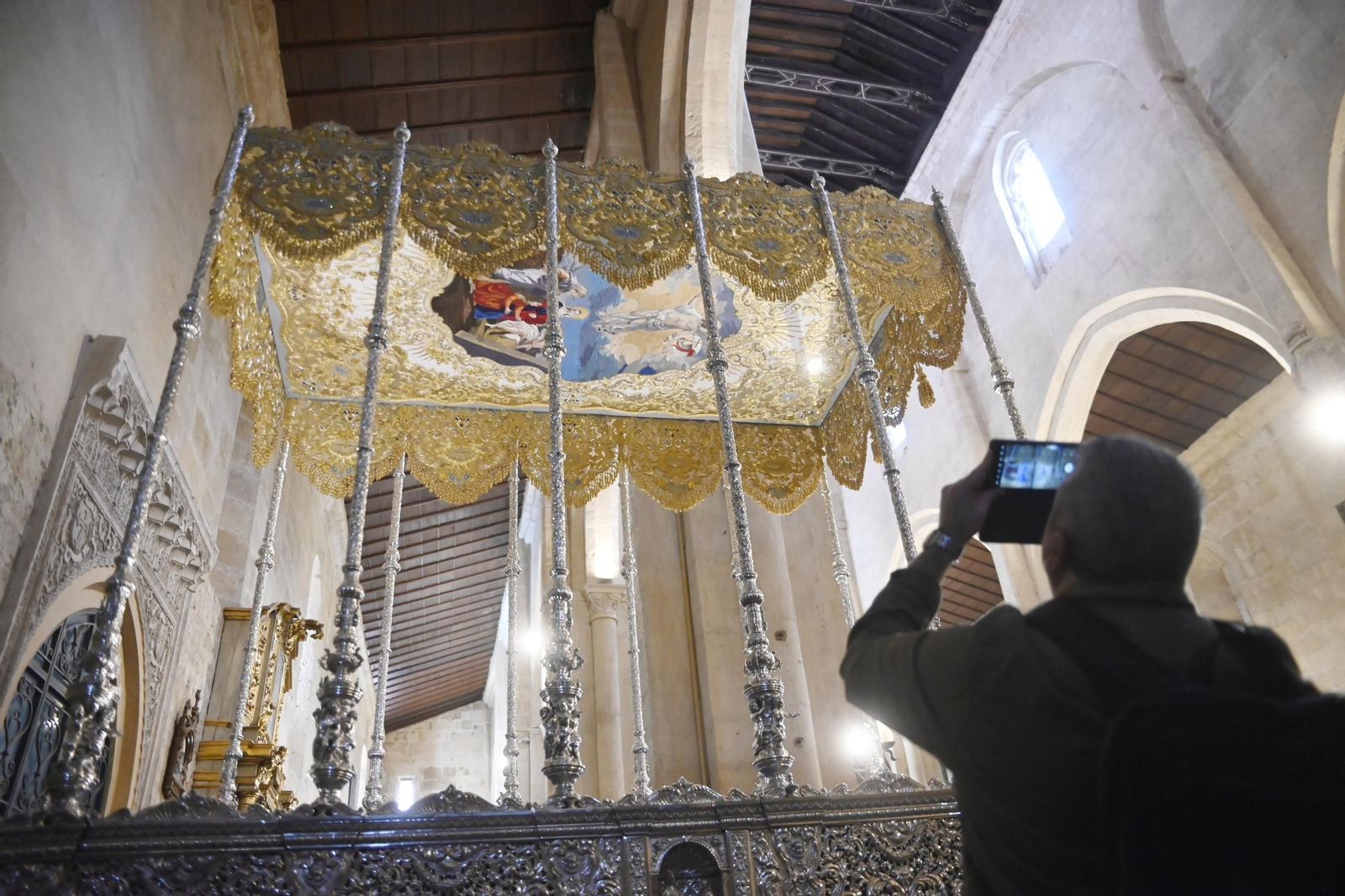 Las mejores imágenes del nuevo palio de la Virgen de la Alegría de Córdoba