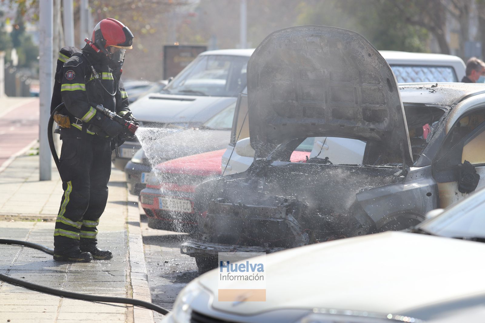 Arde un vehículo en la calle Honduras, junto a las instalaciones deportivas del Saladillo