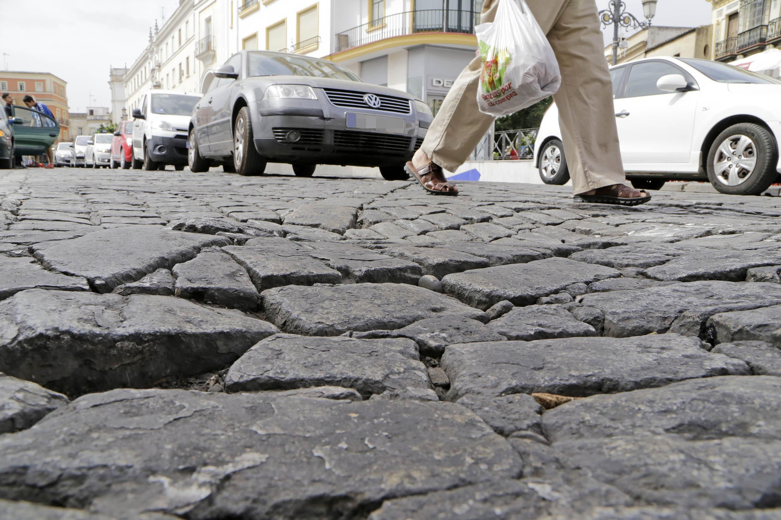 Estado en el que se encuentra la calzada de la plaza Esteve.